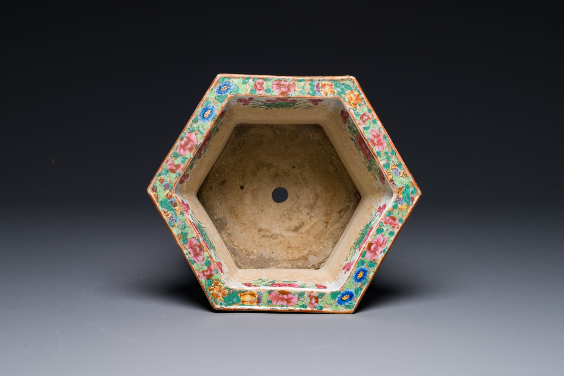 A very fine hexagonal Chinese Canton famille rose jardiniere, 19th C. - Bild 8 aus 9