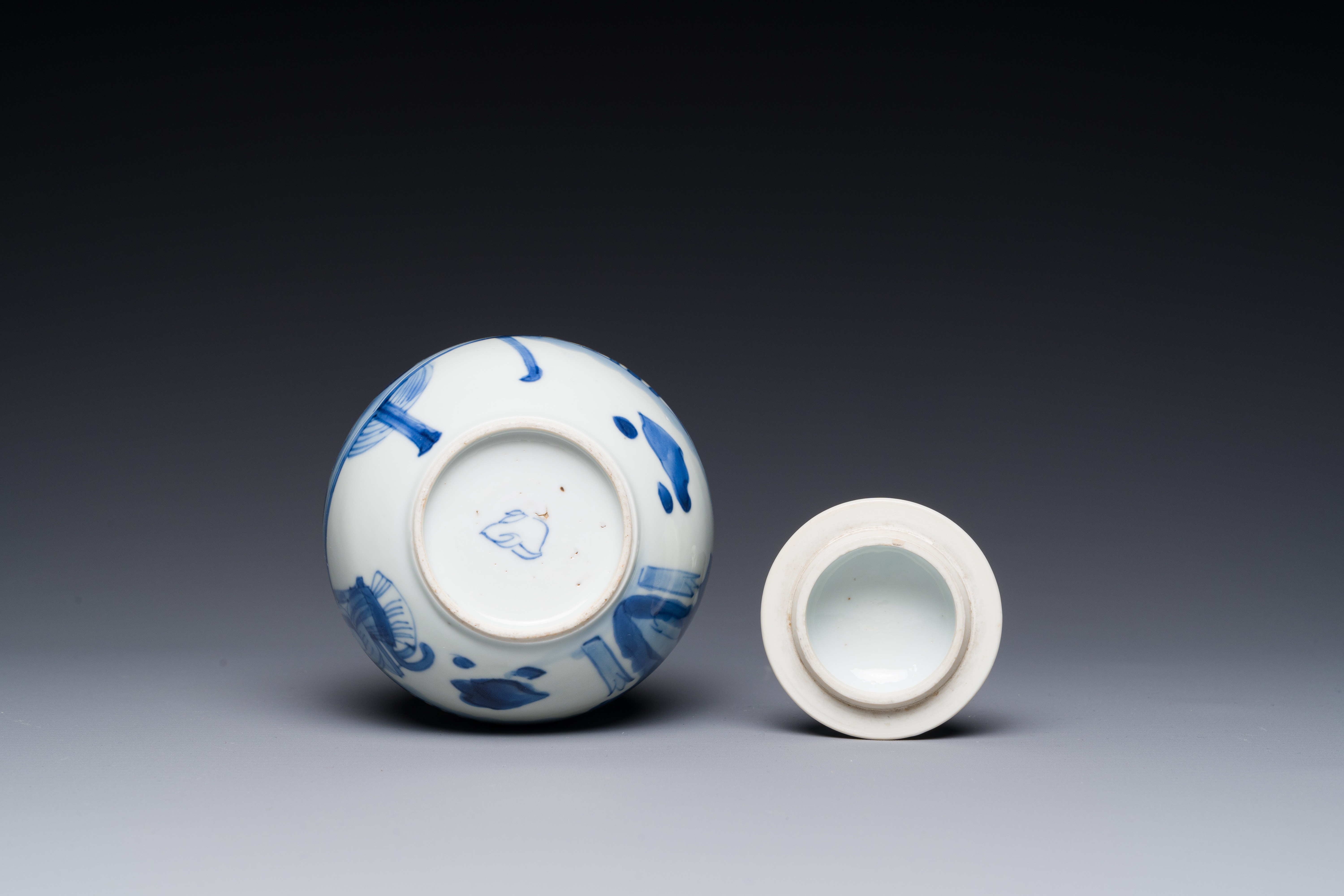 A Chinese blue and white 'Long Eliza' tea caddy and cover, conical shell mark, Kangxi - Image 5 of 5