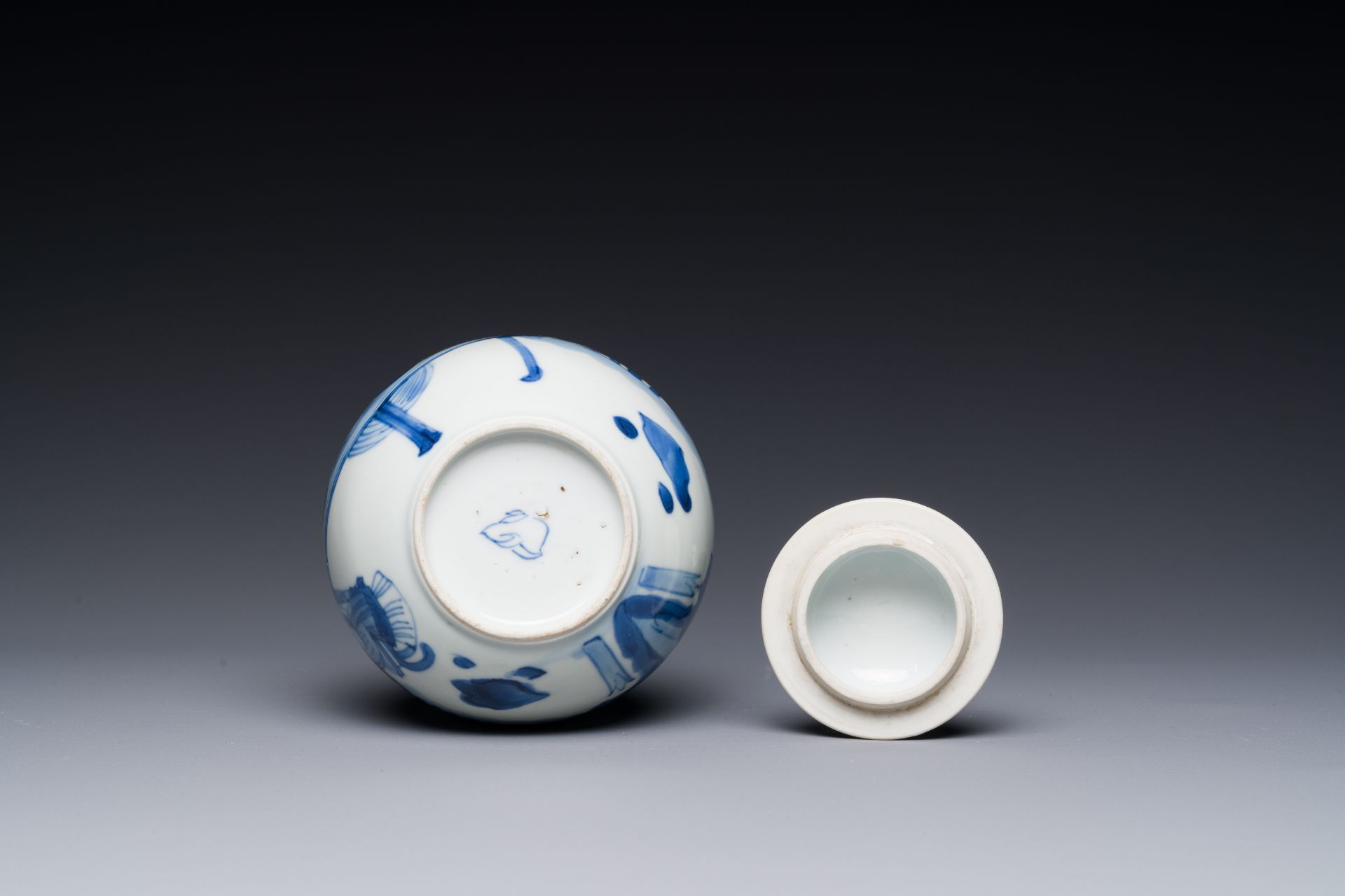 A Chinese blue and white 'Long Eliza' tea caddy and cover, conical shell mark, Kangxi - Bild 5 aus 5