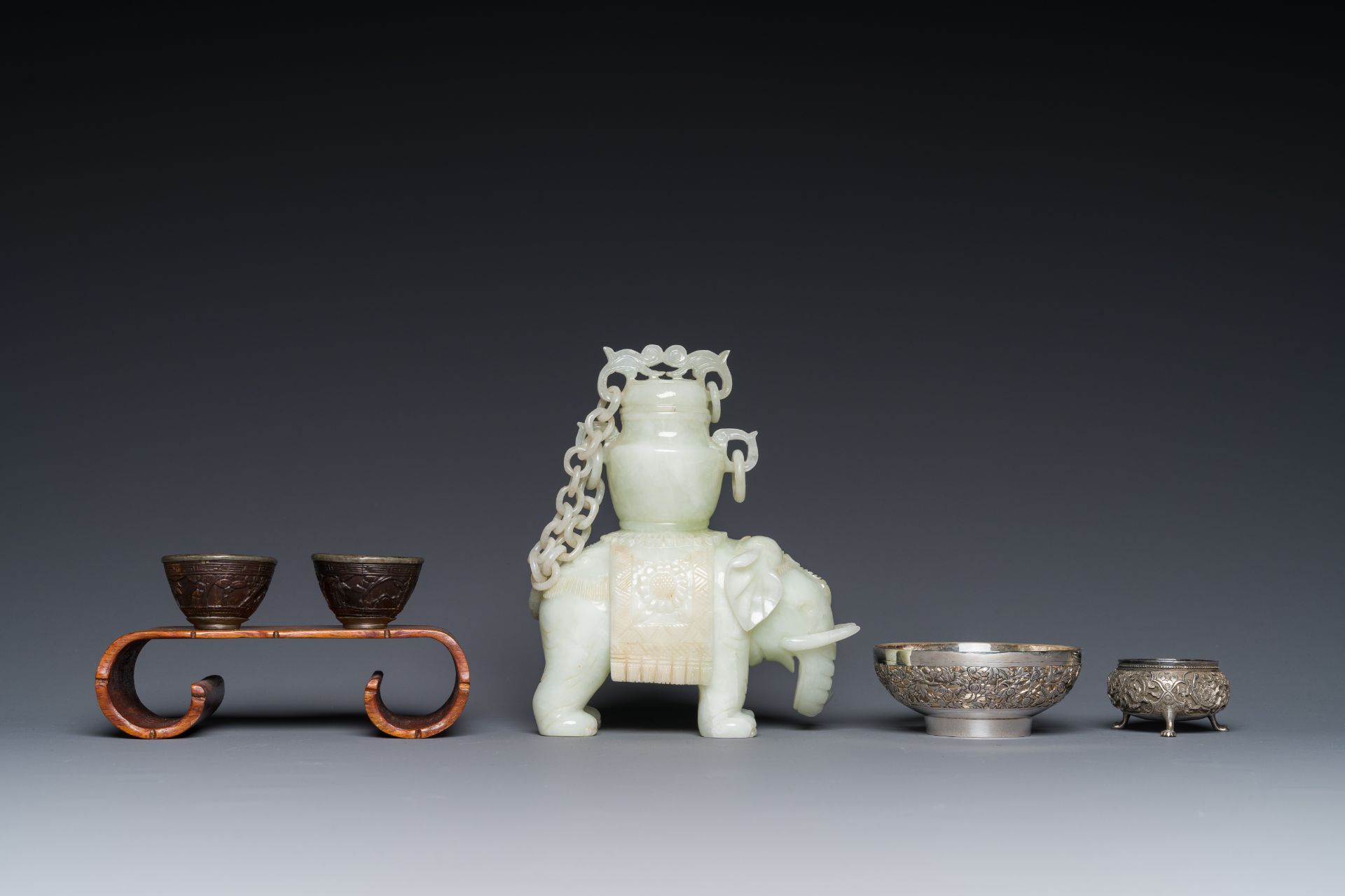 A group of six various Chinese objects, including jade and silver, 19/20th C. - Image 3 of 7