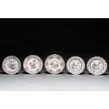 Five Chinese famille rose plates with floral decor, Yongzheng/Qianlong