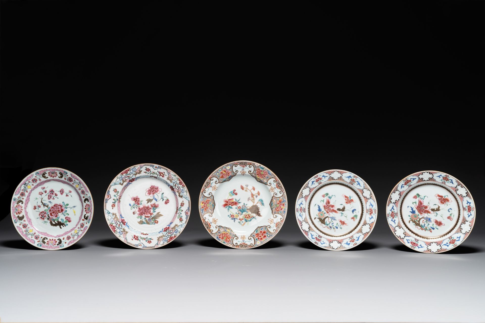 Five Chinese famille rose plates with floral decor, Yongzheng/Qianlong