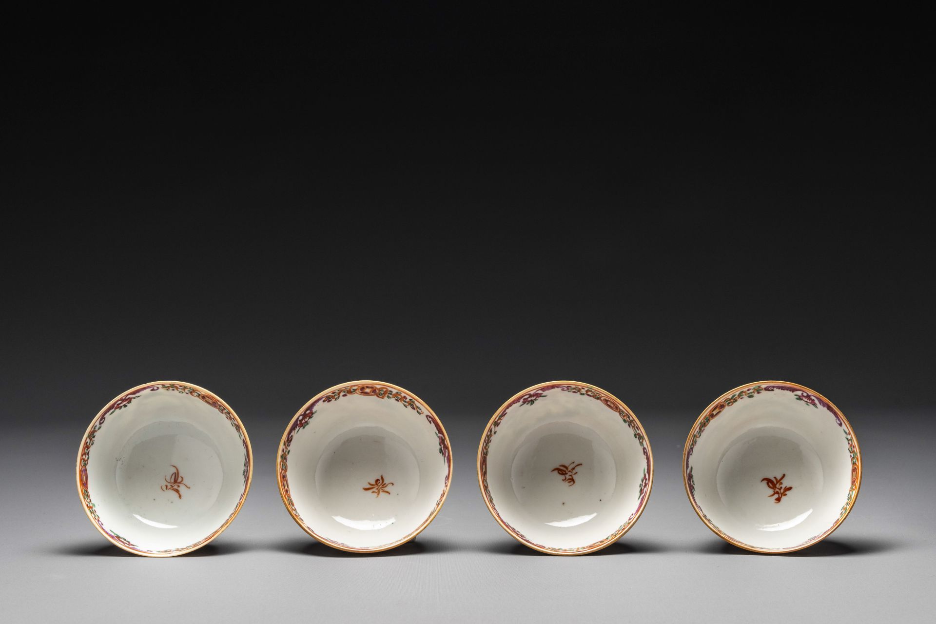 Four Chinese famille rose cups and saucers and an ewer with design of two horses, Qianlong - Bild 14 aus 15