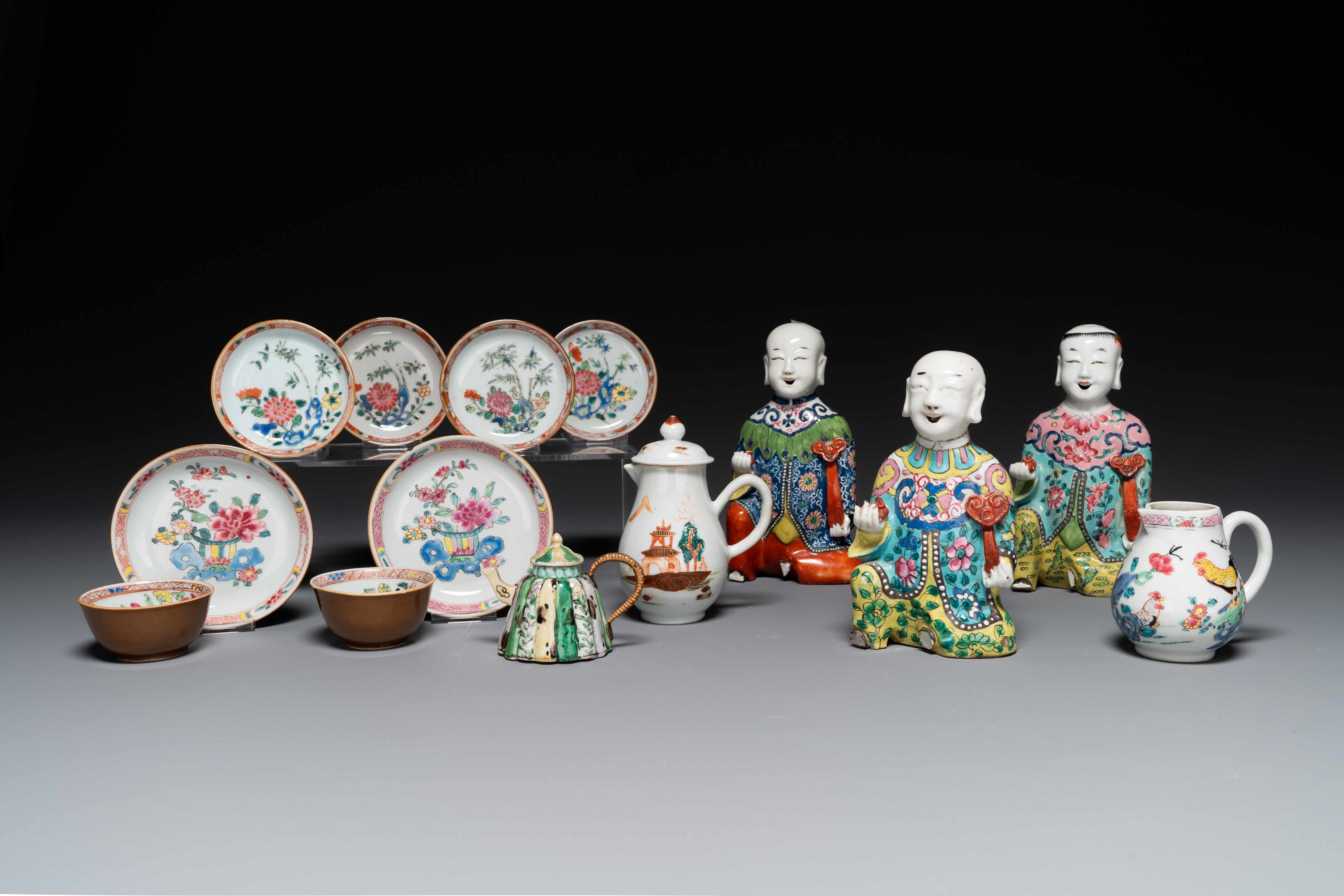 A varied collection of Chinese famille rose and verte porcelain, 18/19th C.