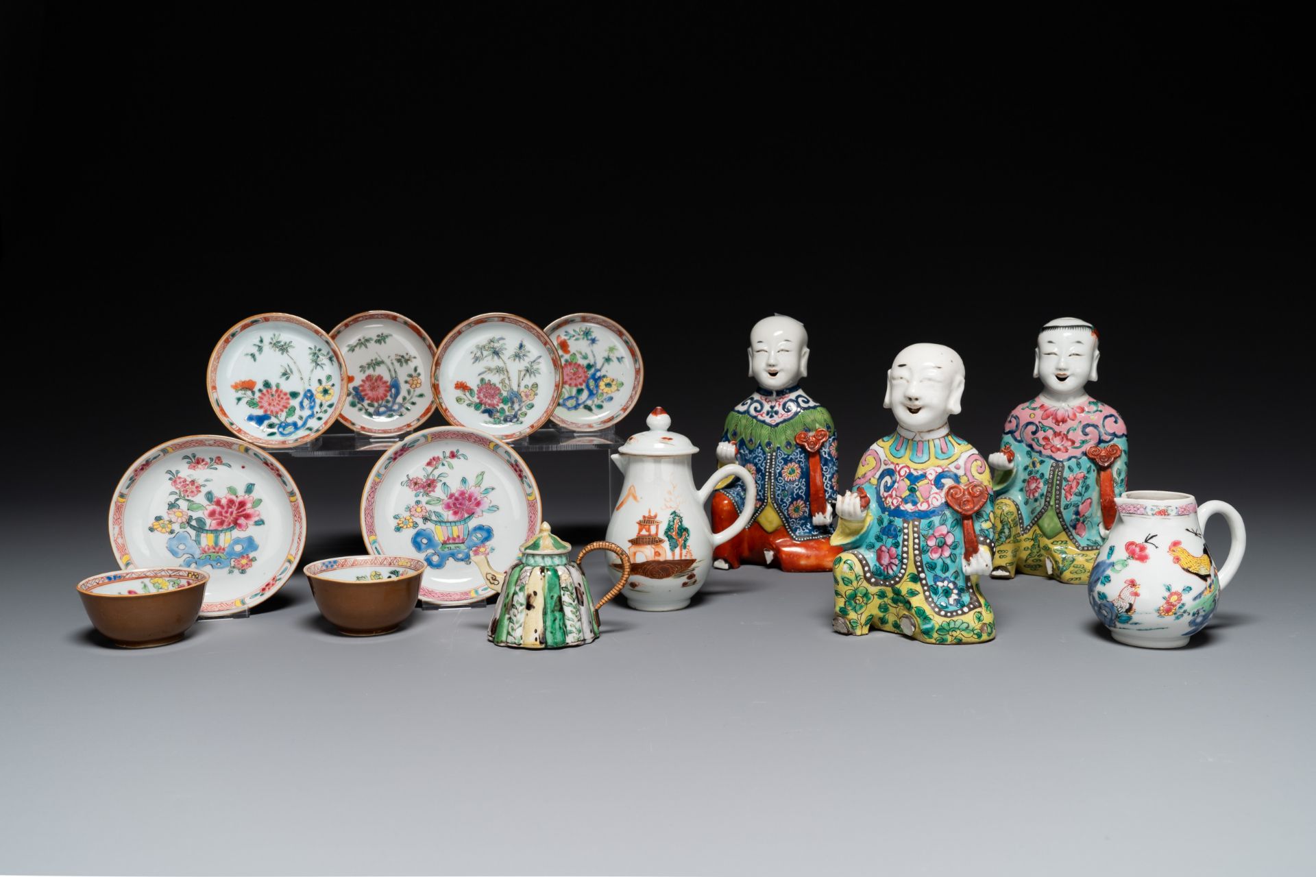 A varied collection of Chinese famille rose and verte porcelain, 18/19th C.