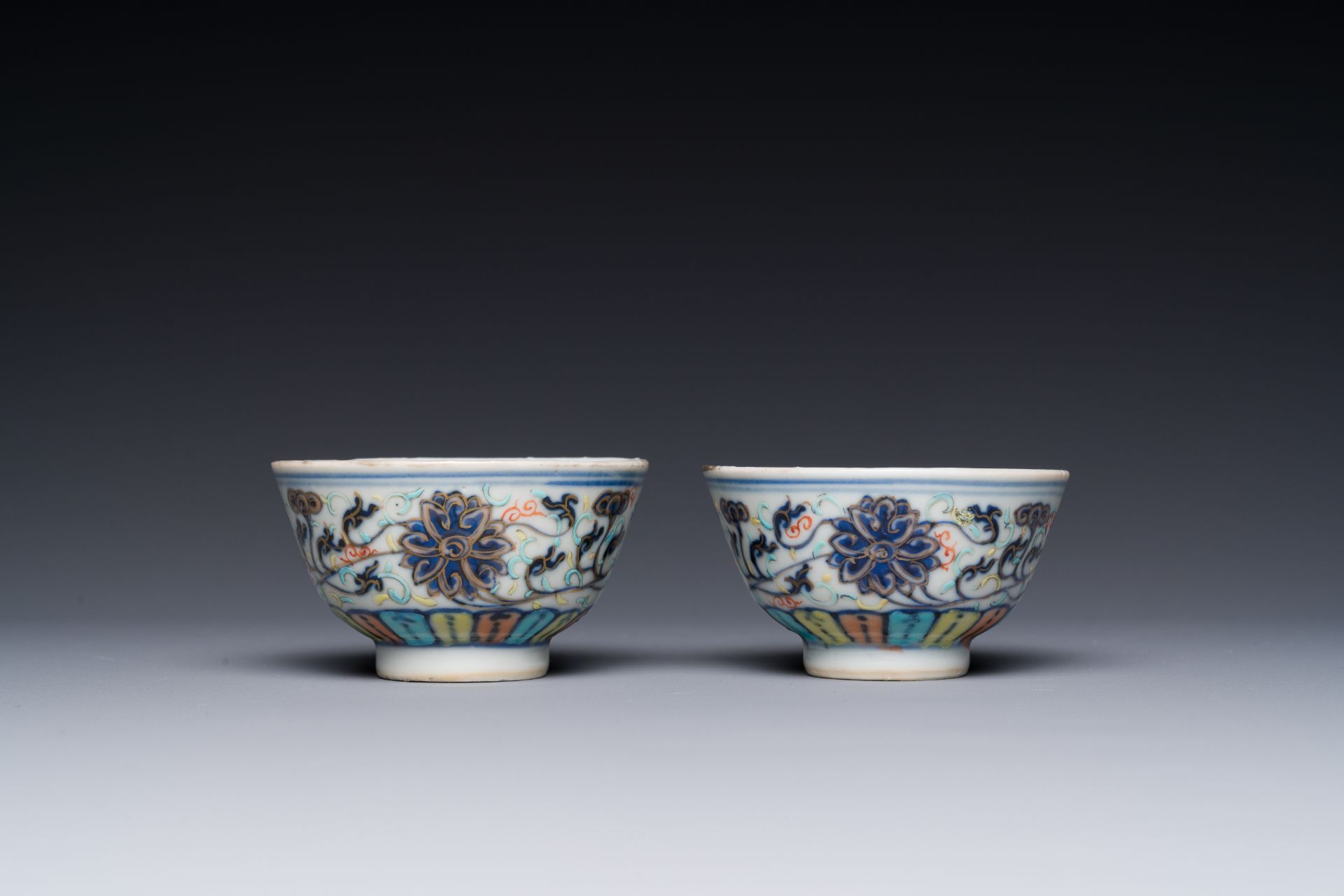 A pair of Chinese doucai 'lotus scroll' cups, Guangxu mark and of the period - Bild 2 aus 4