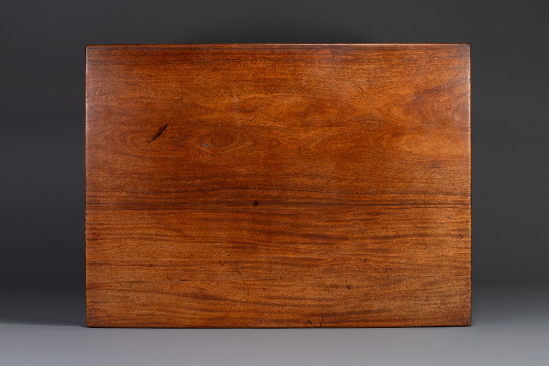 A large rectangular Chinese huanghuali wooden table, 19/20th C. - Bild 5 aus 10