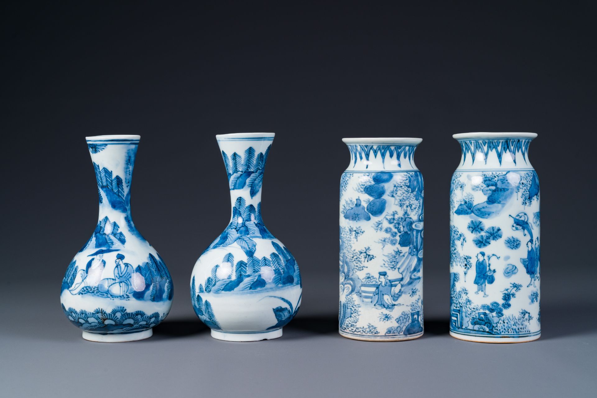 Two pairs of Japanese blue and white vases with figures in a landscape, Edo, 17th C. - Bild 3 aus 6
