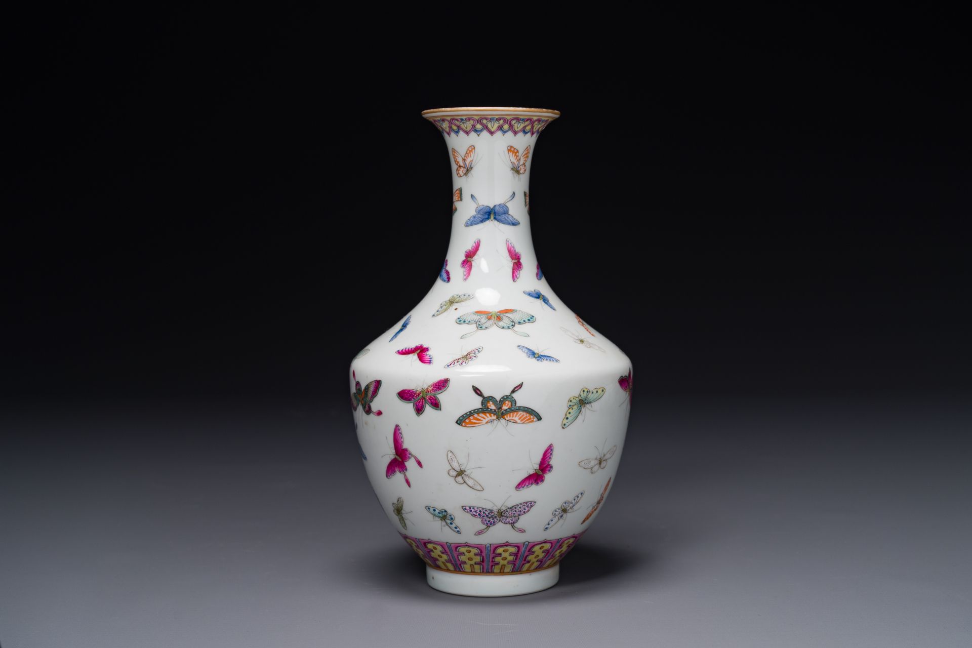 A Chinese famille rose vase with butterfly design, Guangxu mark, 19th C. - Bild 2 aus 6