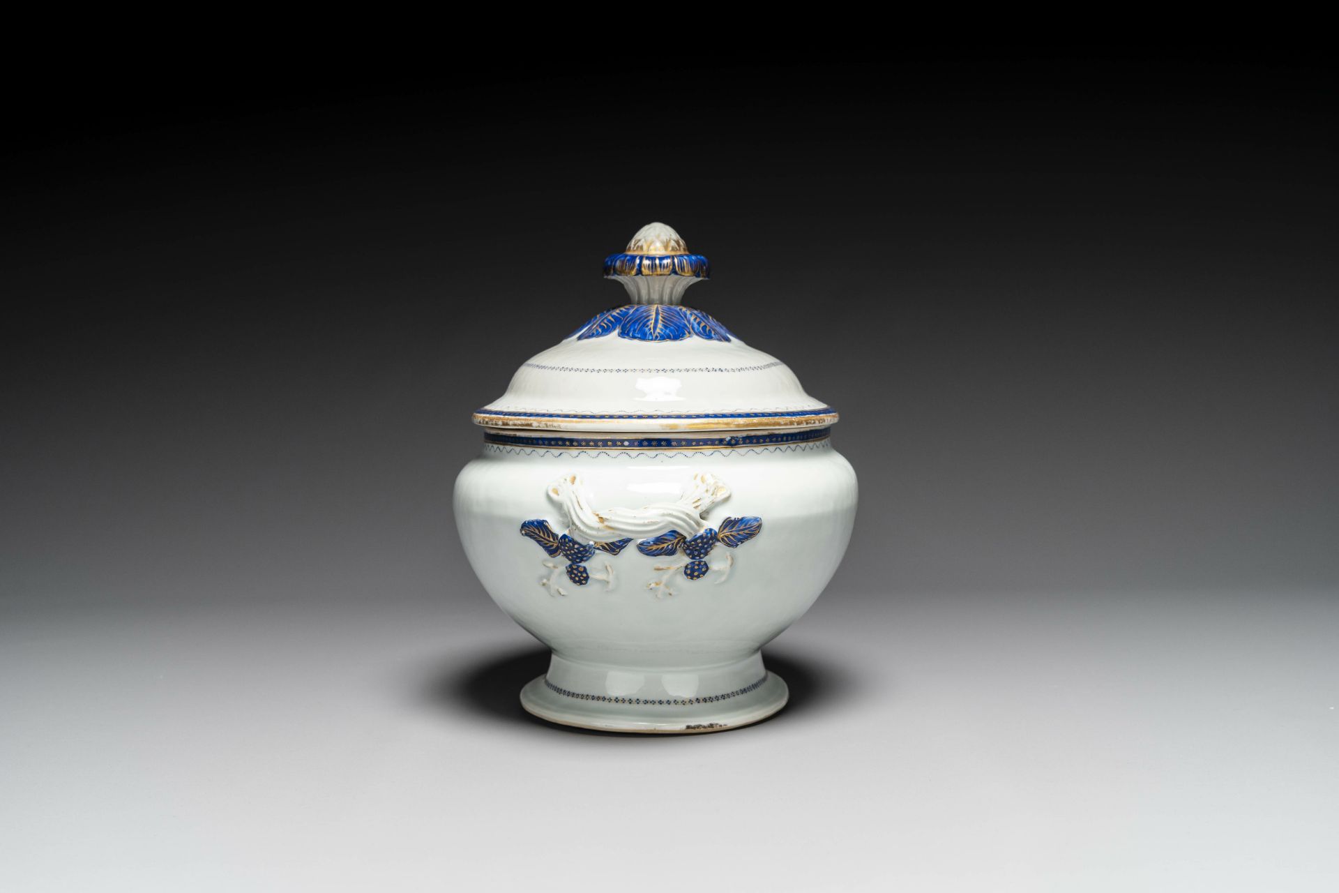 A Chinese export monogrammed blue-enameled and gilt tureen and cover, Qianlong - Bild 4 aus 6