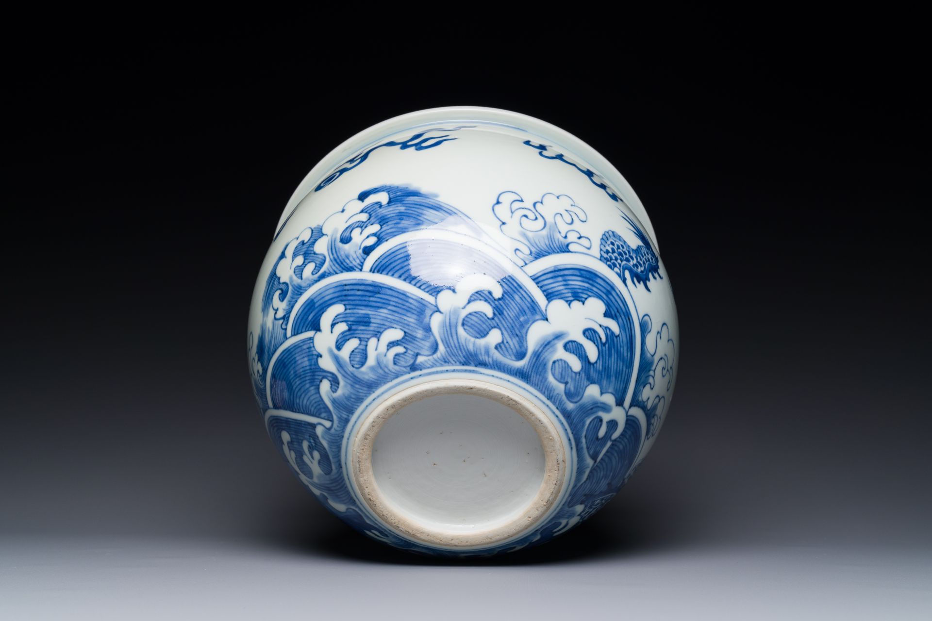 A Chinese blue and white 'dragons and carps' jardiniere, 19th C. - Bild 4 aus 4