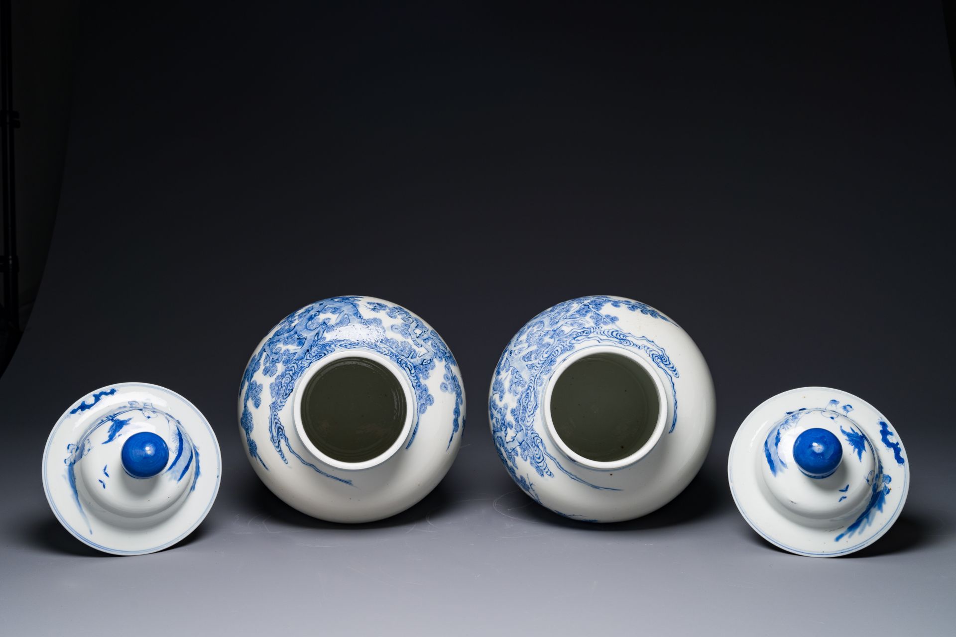 A pair of Chinese blue and white covered vases with figural design, 19th C. - Bild 4 aus 5
