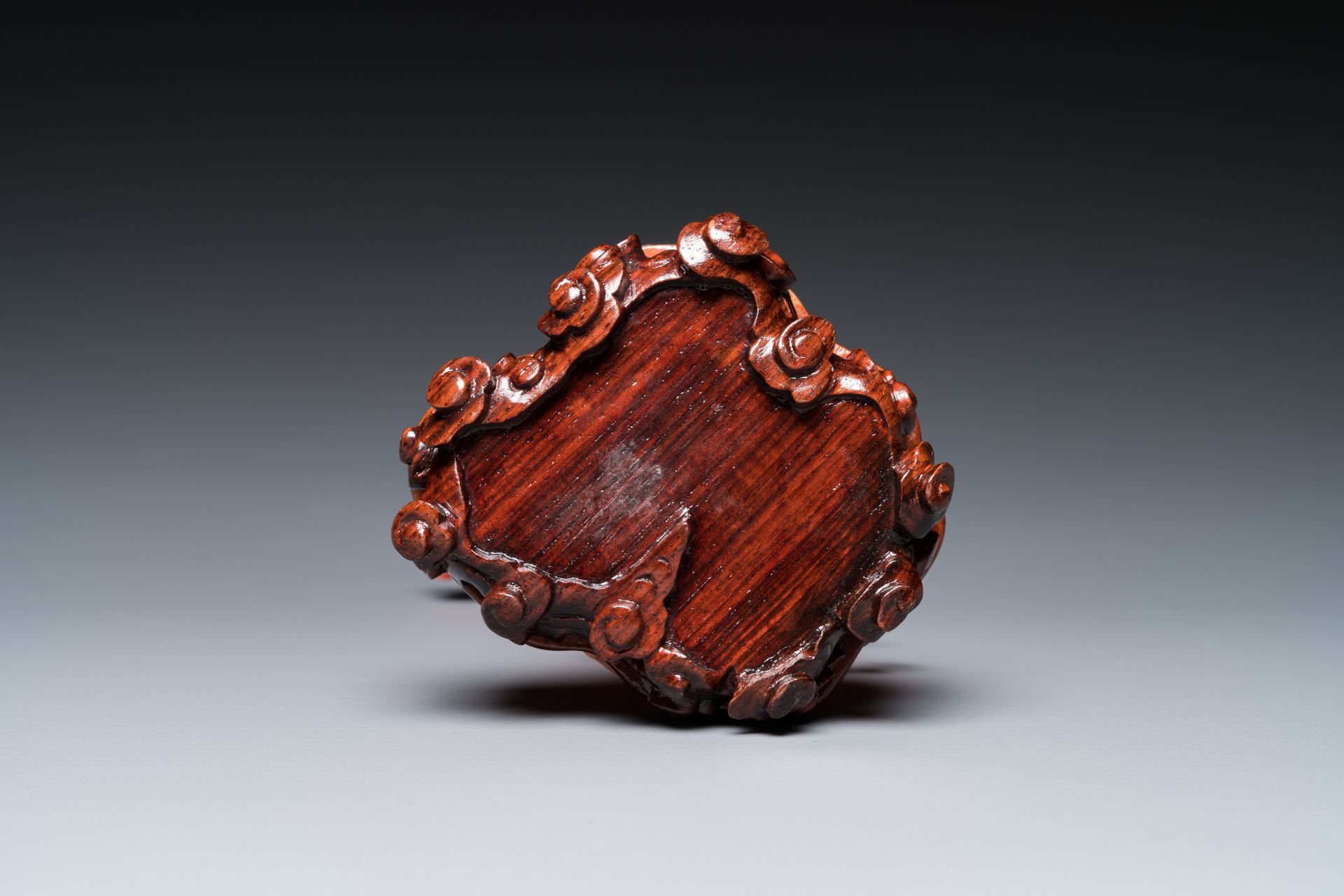 A Chinese red coral sculpture of Xiwangmu standing on a rock, 19/20th C. - Bild 7 aus 7