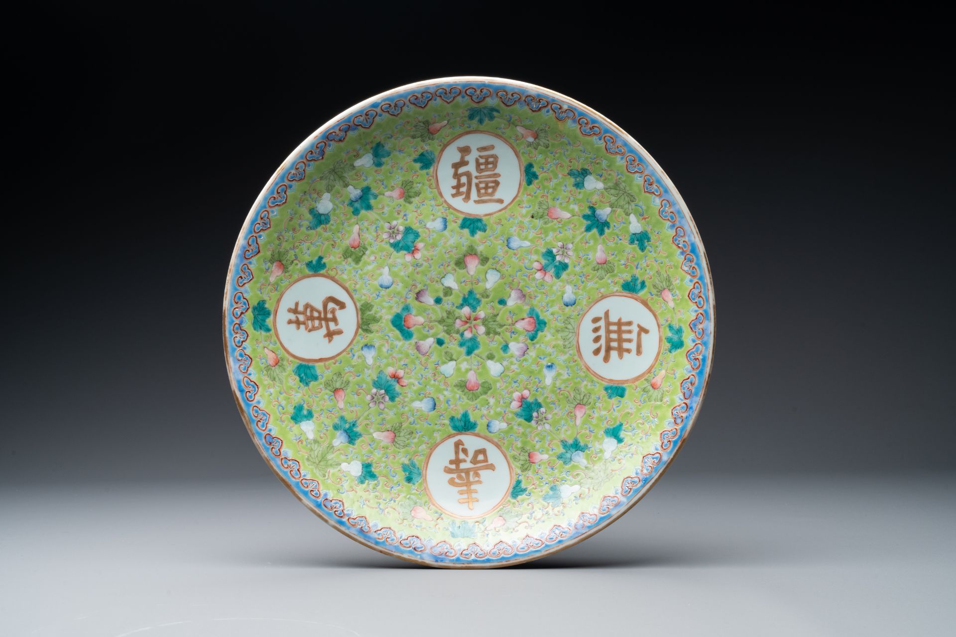 Two Chinese famille rose dishes, Kangxi and Shen De Tang æ…Žå¾·å ‚ mark, 19th C. - Bild 2 aus 5