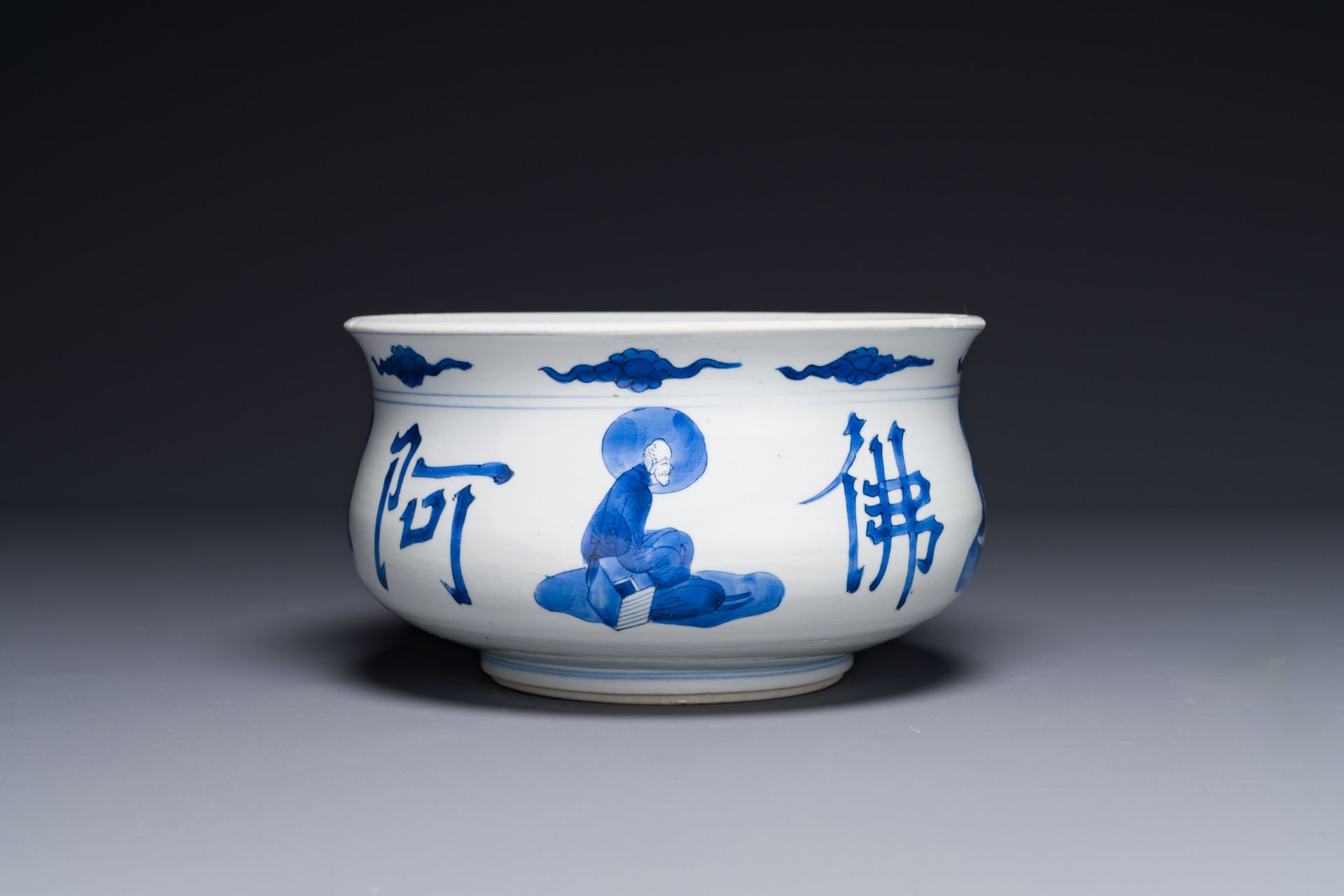 A large Chinese blue and white 'Buddhist' censer, Kangxi - Bild 2 aus 6