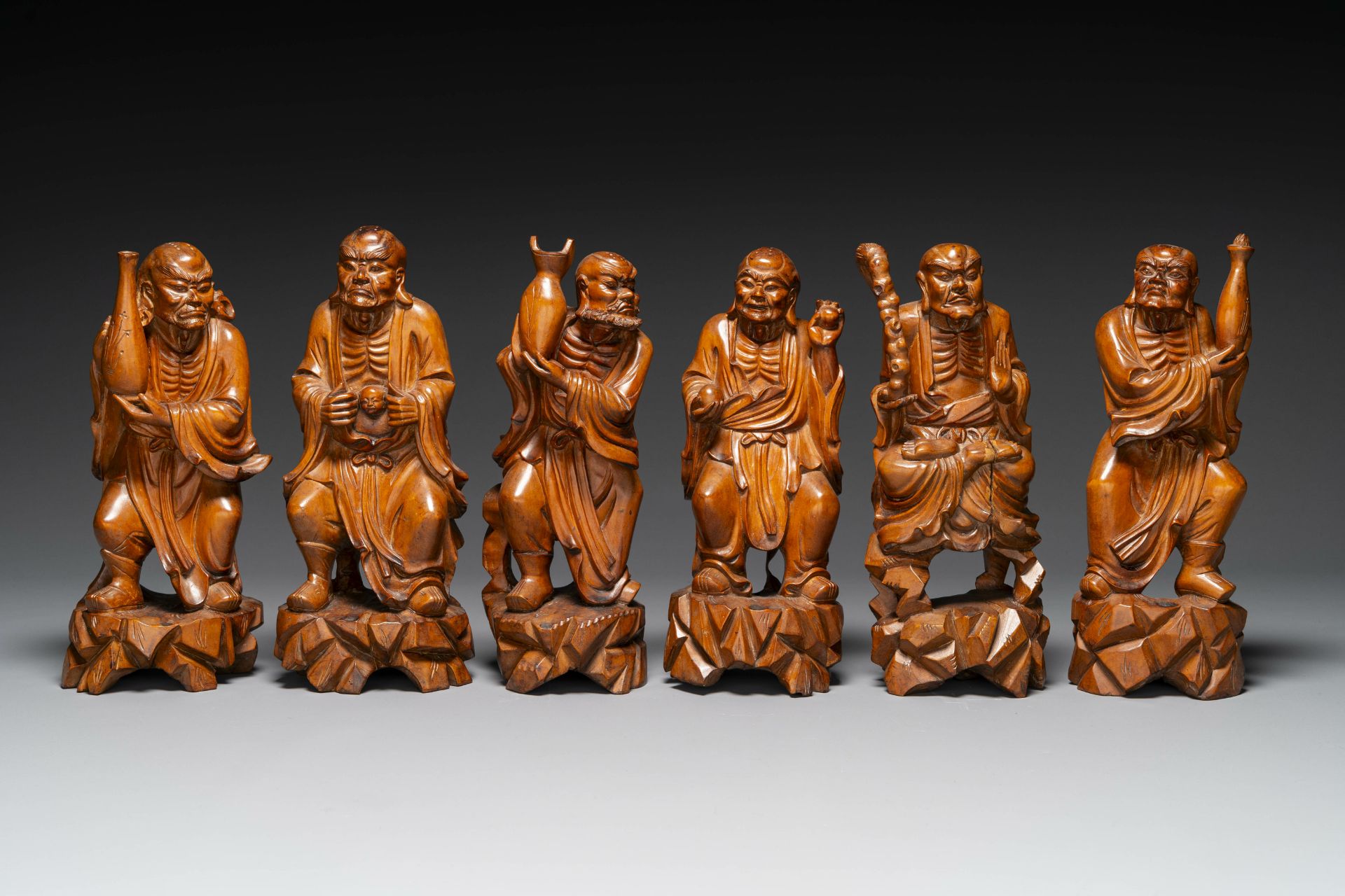 A group of Chinese boxwood sculptures of 18 Luohan, 20th C. - Bild 6 aus 7