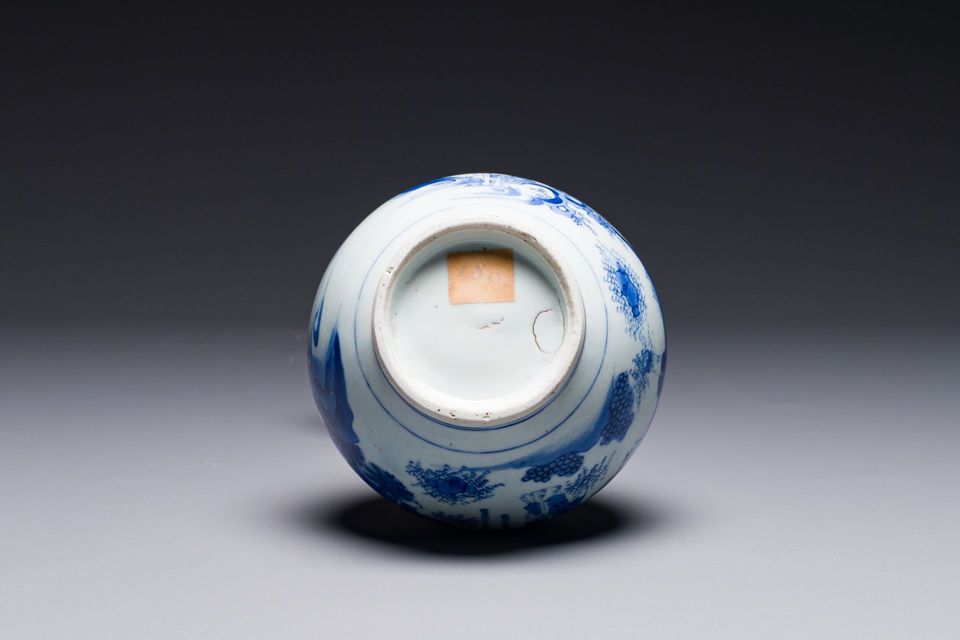 A Chinese blue and white bottle vase, Transitional period - Bild 6 aus 6