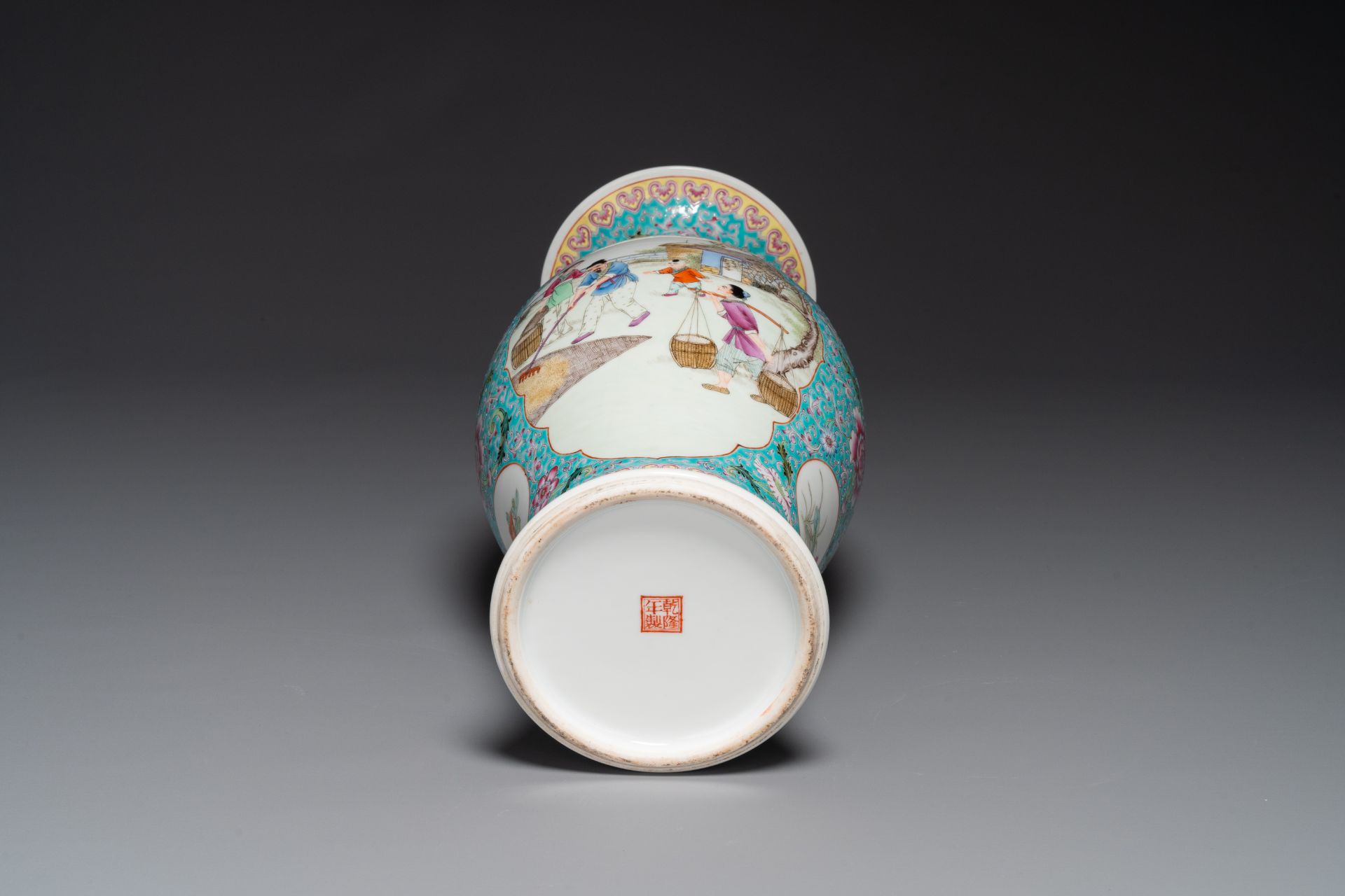 A Chinese famille rose dish with figural design and a 'rice production' vase, Qianlong mark, 20th C. - Bild 4 aus 4