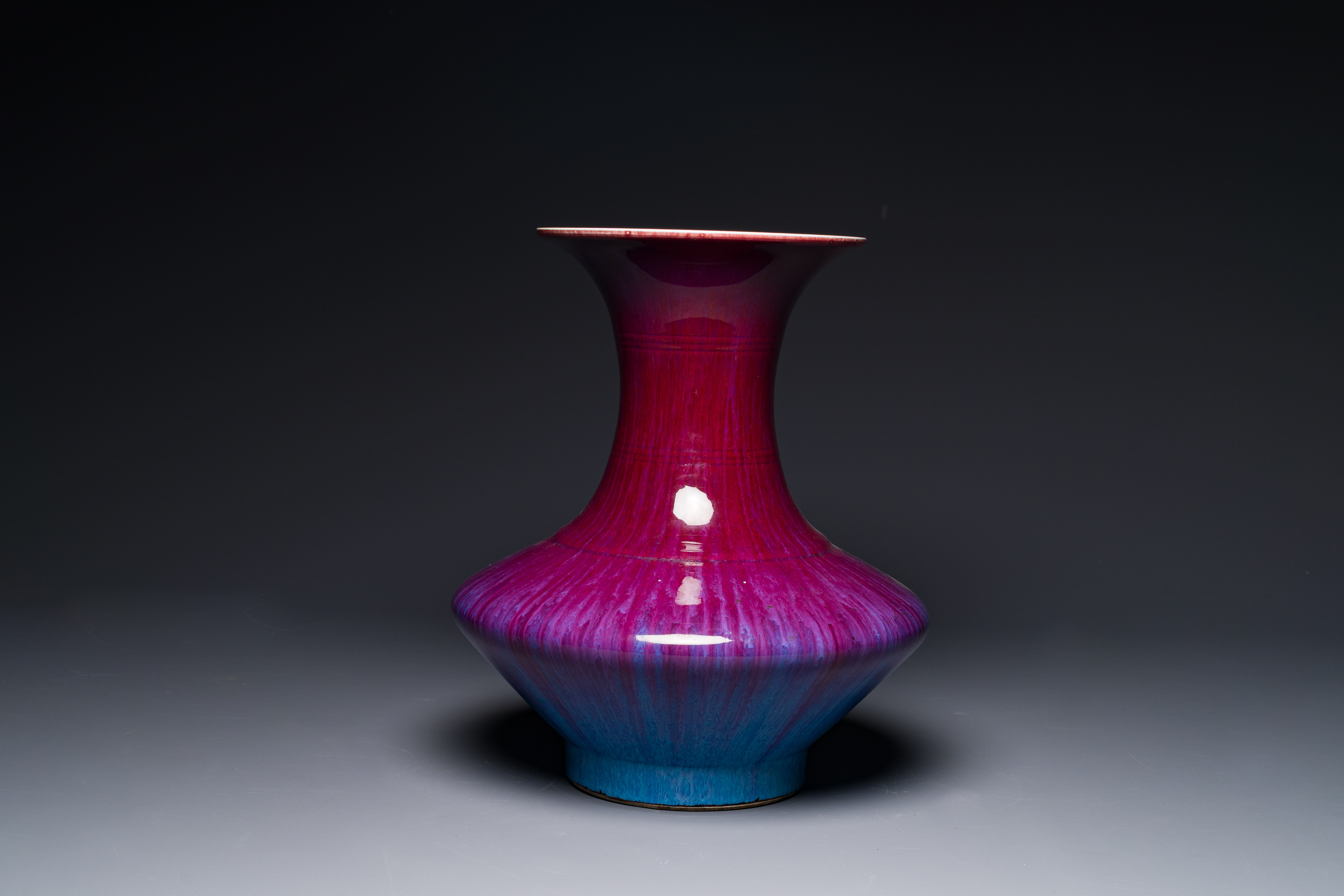 A Chinese flambe-glazed vase on a wooden base, 19th C. - Image 3 of 5