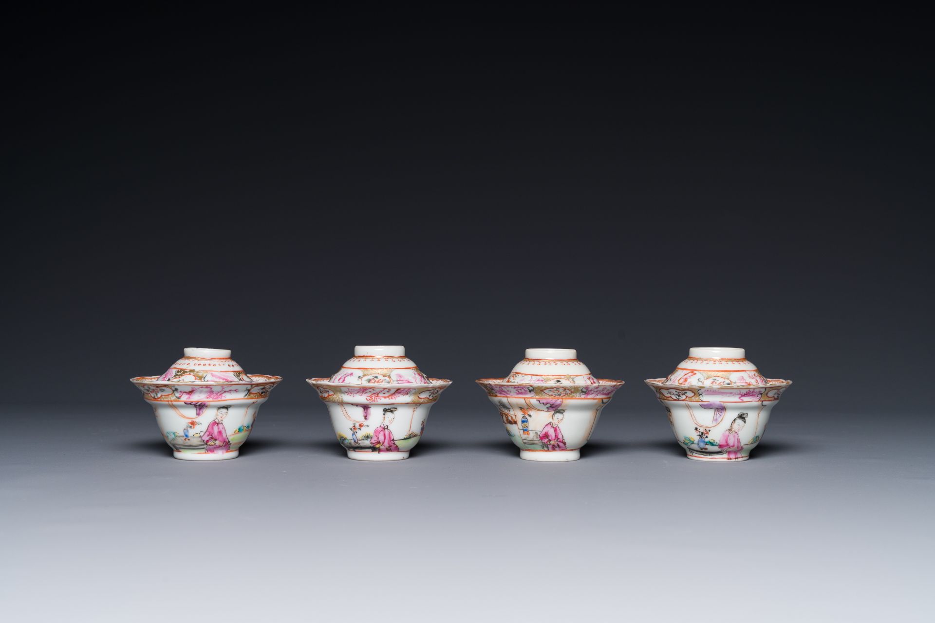 Six Chinese Canton famille rose 'mandarin subject' cups and saucers with four covers, Qianlong - Bild 5 aus 7