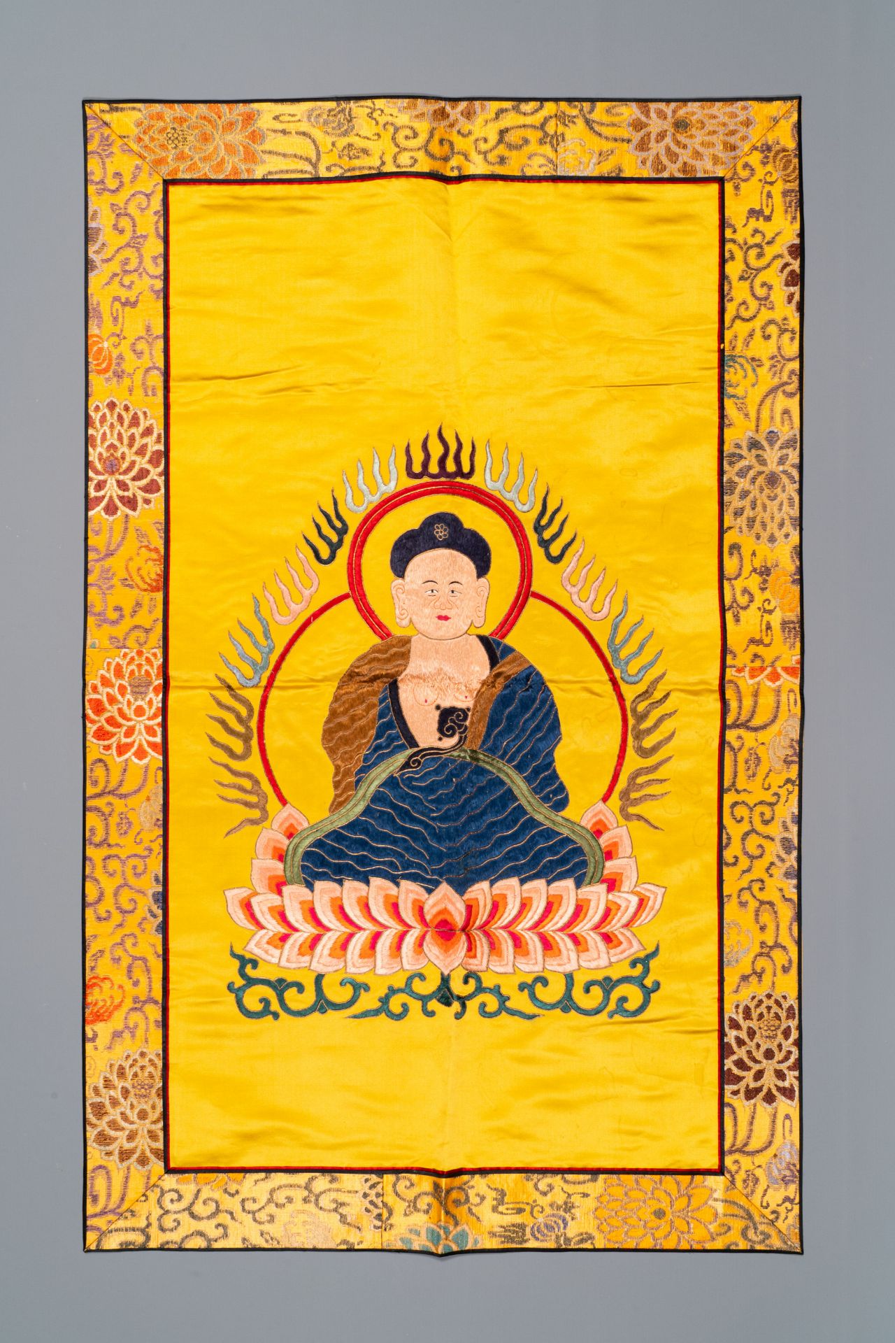 Three Chinese embroidered silk cloths with figural designs, 19/20th C. - Bild 2 aus 16