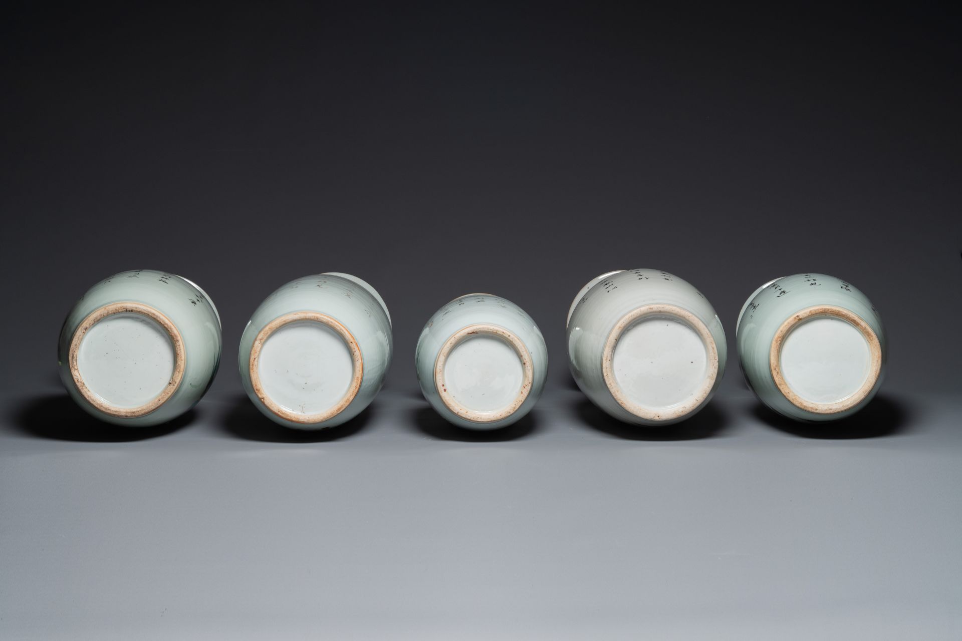 Five various Chinese famille rose vases, 19/20th C. - Bild 4 aus 4