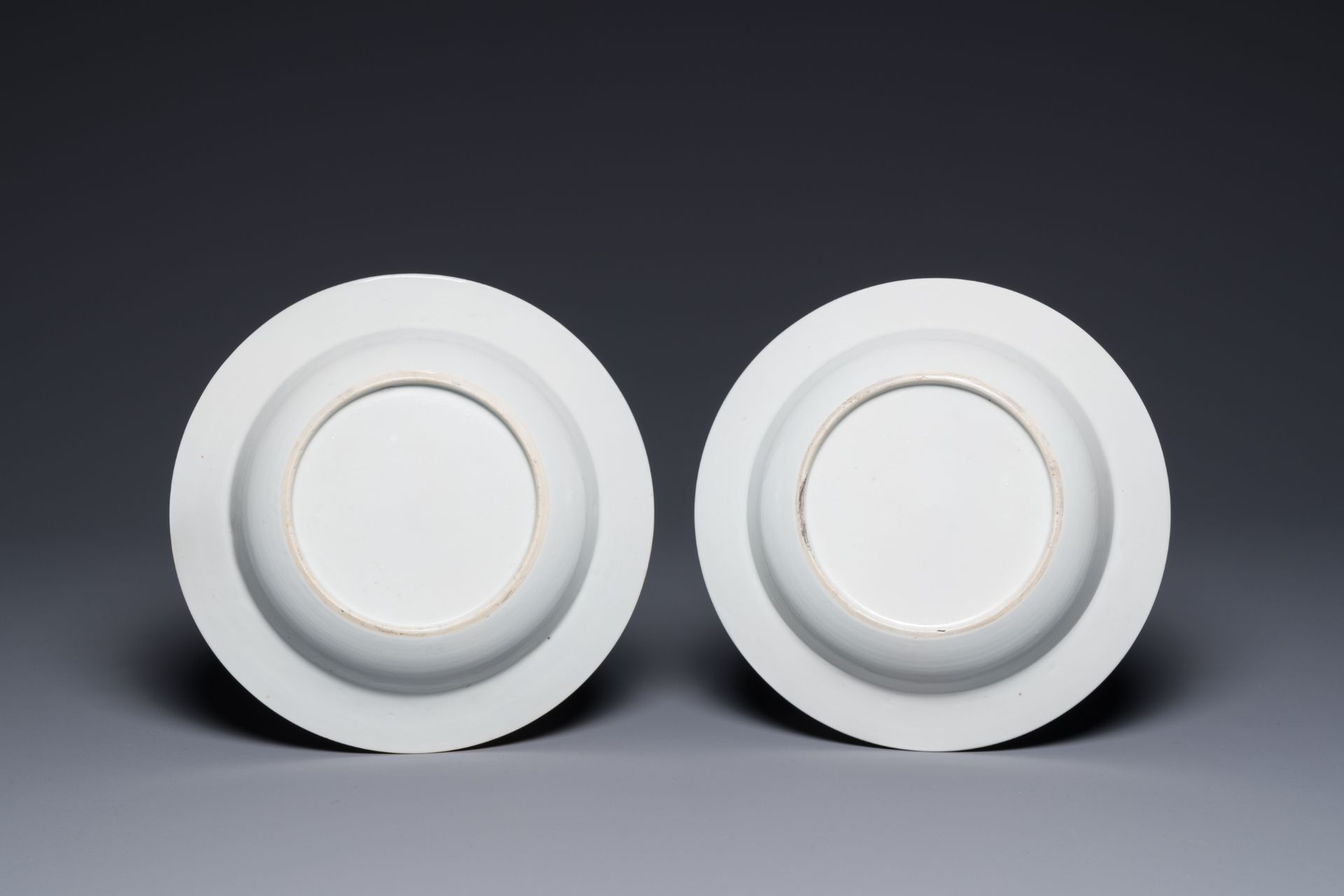 A pair of Chinese famille rose plates with the arms of Fazakerley Impaling Lutwyche for the English - Bild 2 aus 2