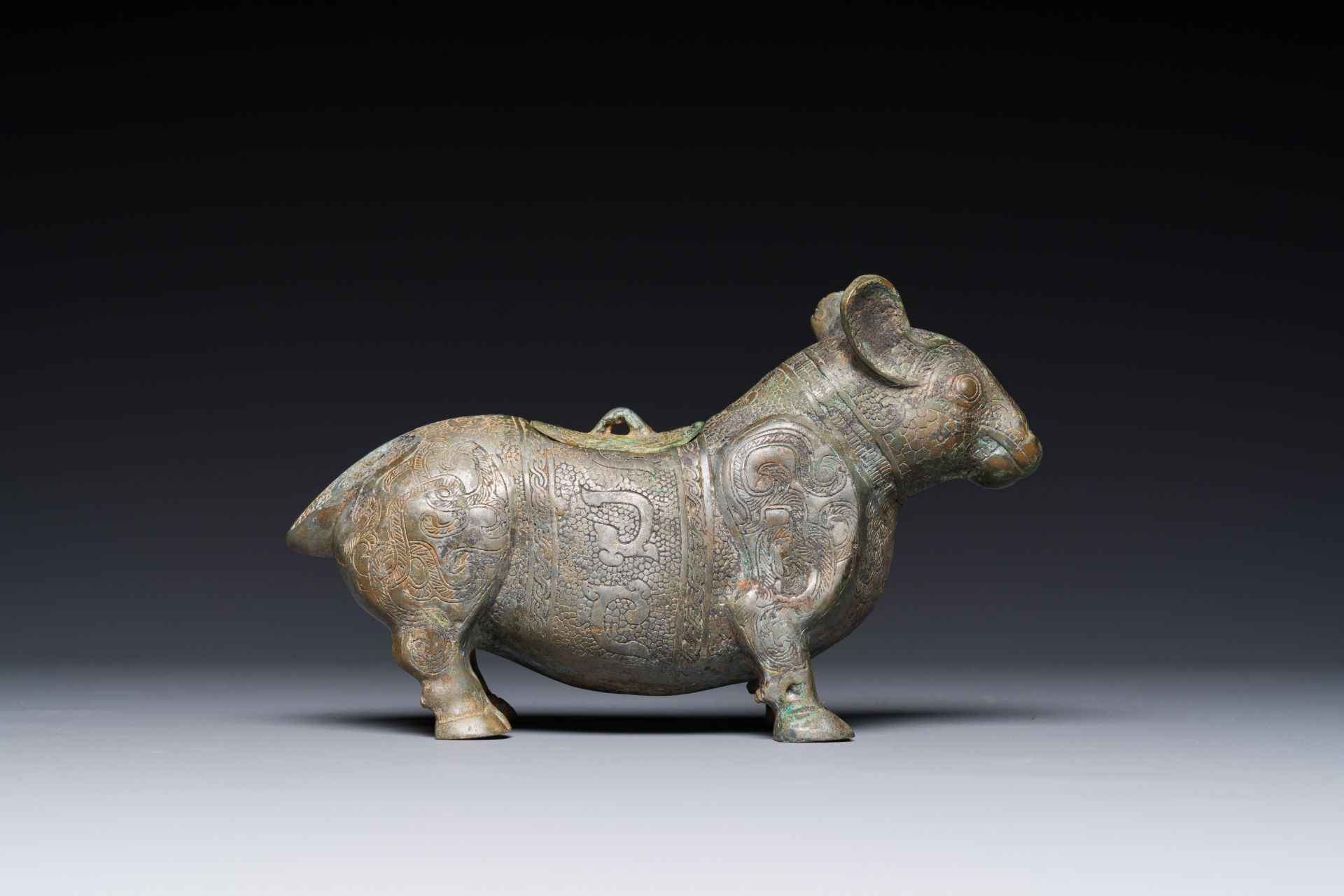 A rare Chinese bronze ritual vessel in the form of a tapir in Eastern Zhou-style, Warring States per - Bild 4 aus 10
