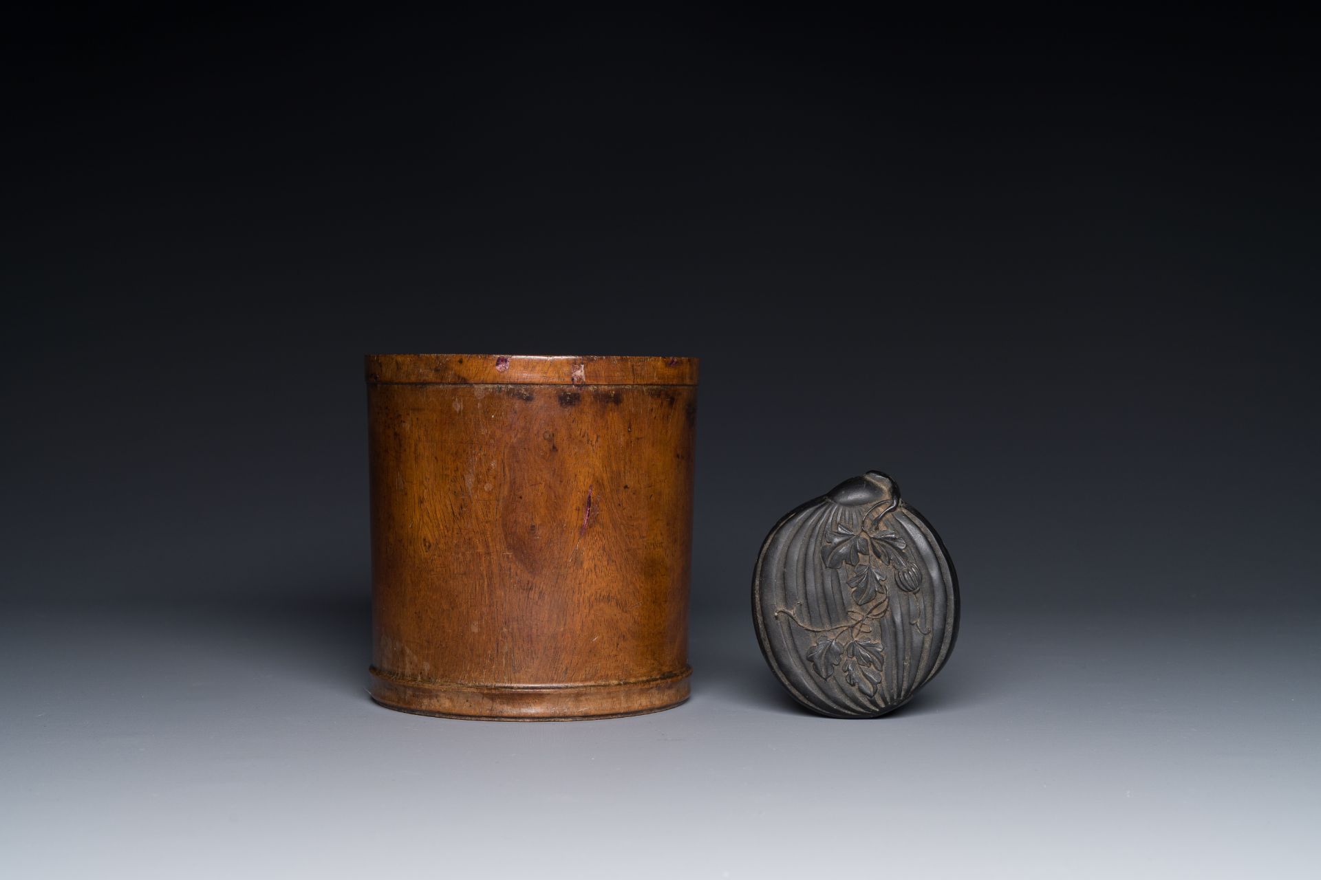 A Chinese huanghuali wooden brushpot and a melon-shaped lacquer box and cover with '18 Luohan' relie - Bild 3 aus 4