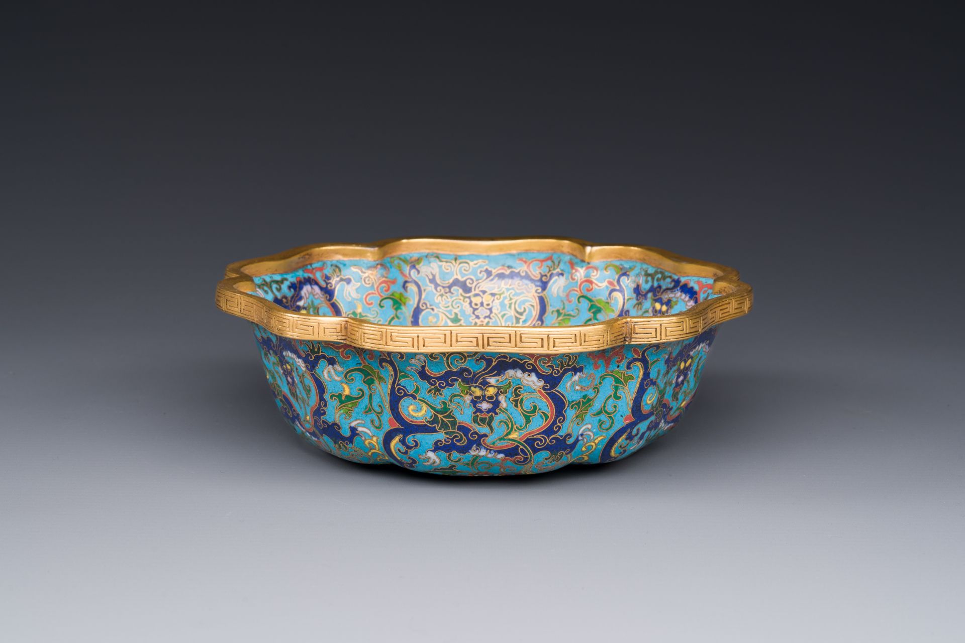 A Chinese flower-shaped cloisonne 'dragon' bowl, Qianlong - Bild 2 aus 8