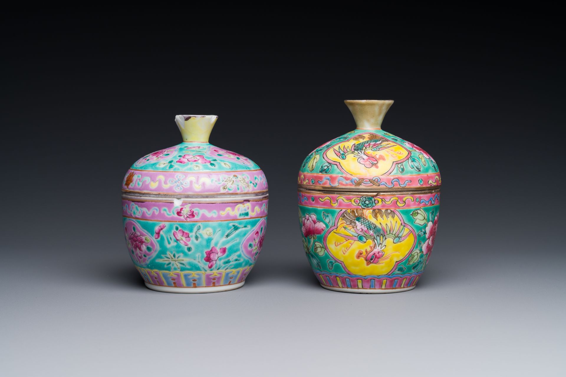 Two Chinese famille rose 'chupu' bowls and covers for the Straits or Peranakan market, Tongzhi mark - Bild 2 aus 3