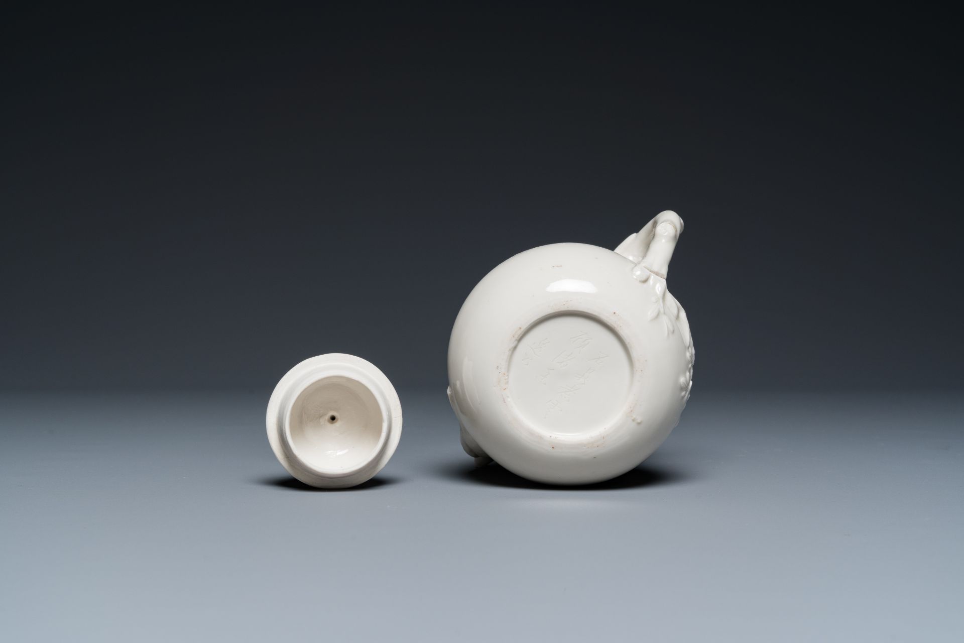 A Chinese white-glazed teapot, inscribed Yi Gong é€¸å…¬, 18/19th C. - Image 7 of 7