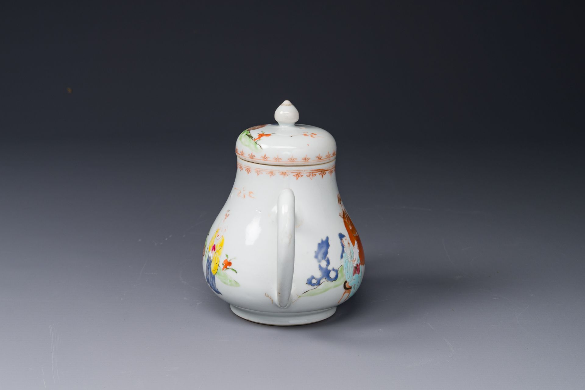 A Chinese Canton famille rose 'mandarin subject' tureen and cover on stand and a teapot and cover, Q - Bild 12 aus 14