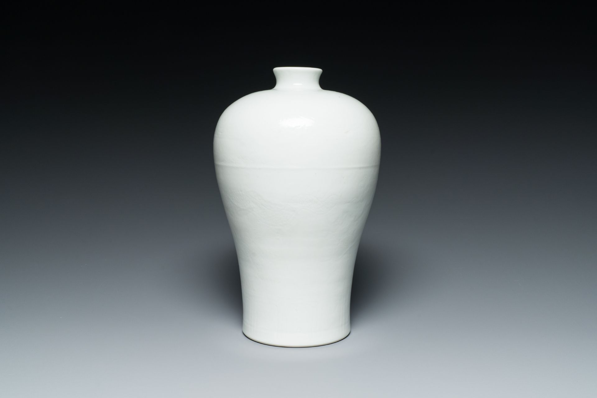 A Chinese monochrome white-glazed 'meiping' vase with anhua dragon design, 19th C. - Image 4 of 6