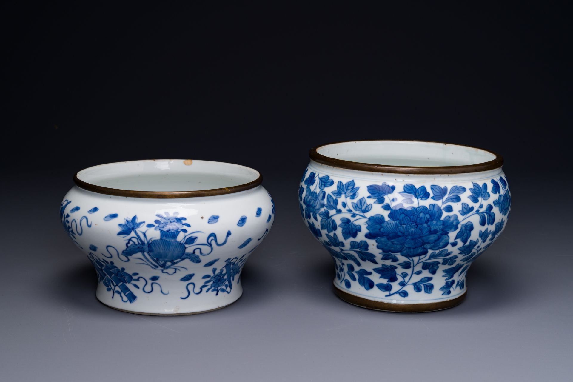 Two Chinese blue and white 'Bleu de Hue' jars for the Vietnamese market, 19th C. - Image 2 of 4