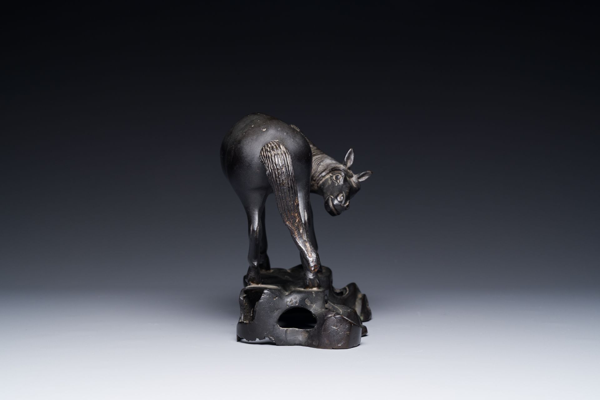 A rare Chinese bronze sculpture of a horse, Ming - Image 5 of 7