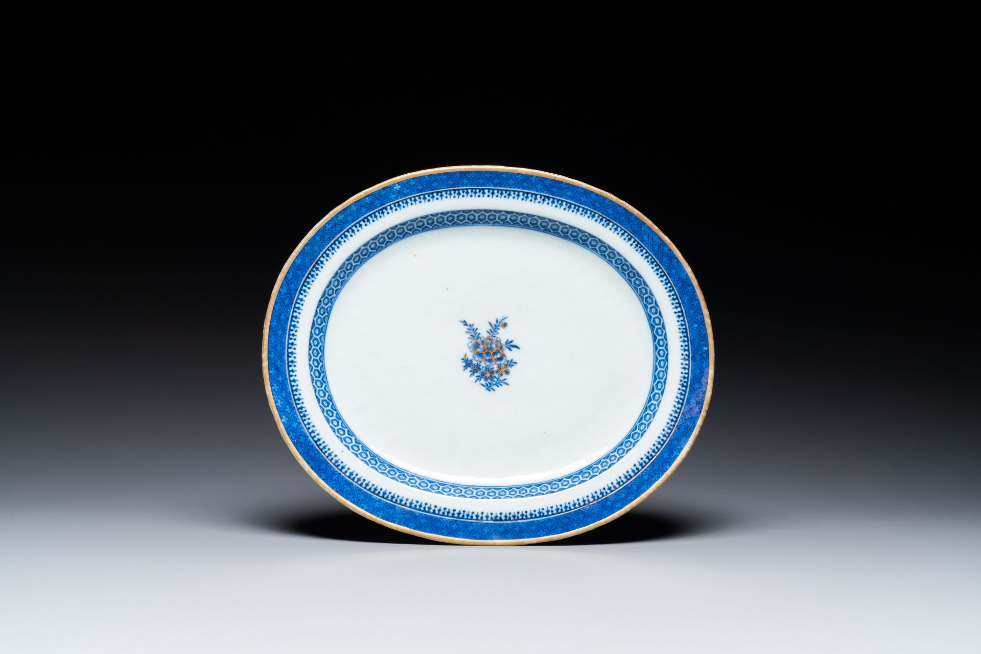 A Chinese blue and white gilt-decorated tureen and cover on stand for the Swedish market, Jiaqing - Image 9 of 10