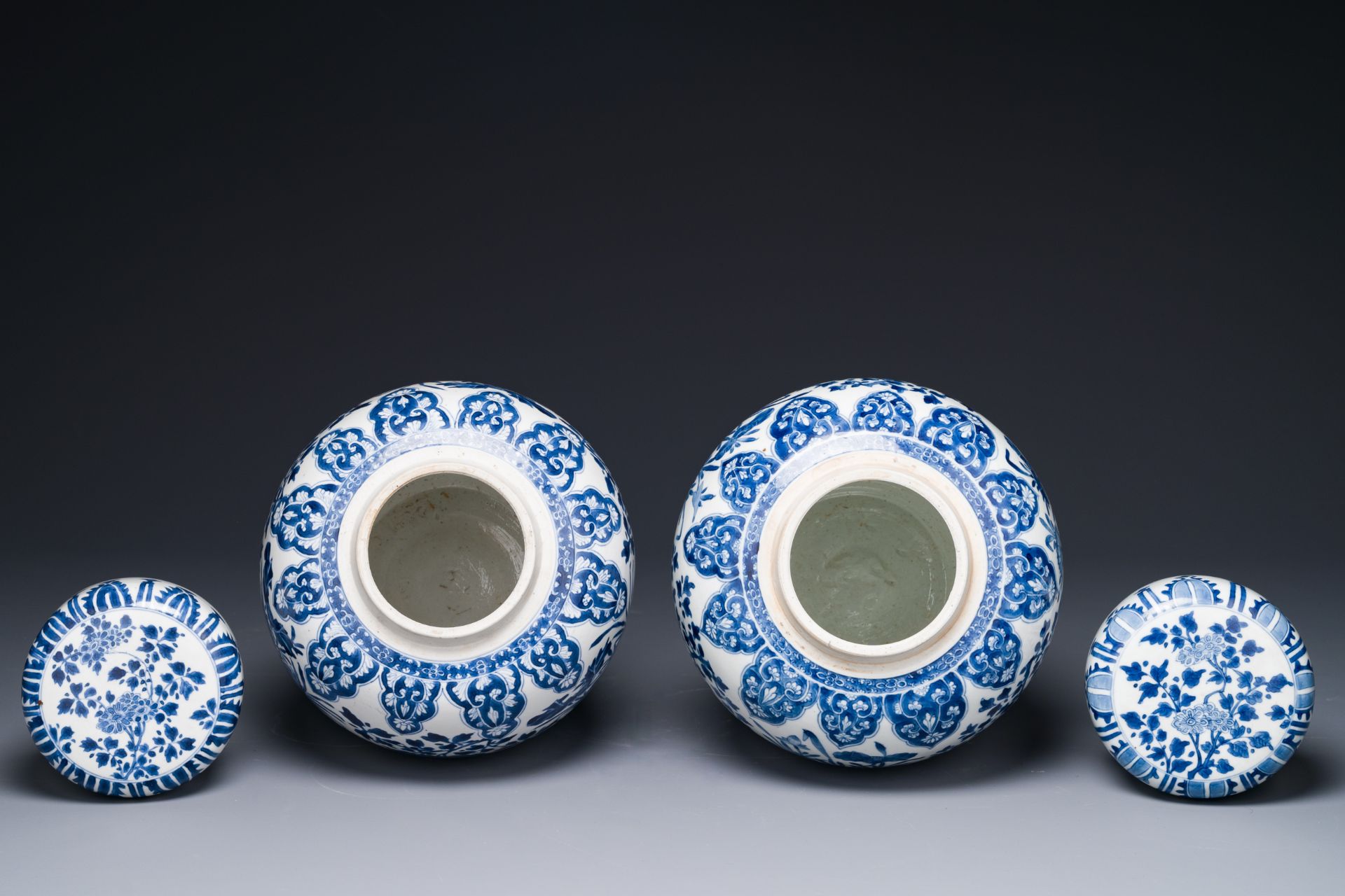 A pair of Chinese blue and white ginger jars and lid with floral design, Kangxi - Bild 4 aus 5