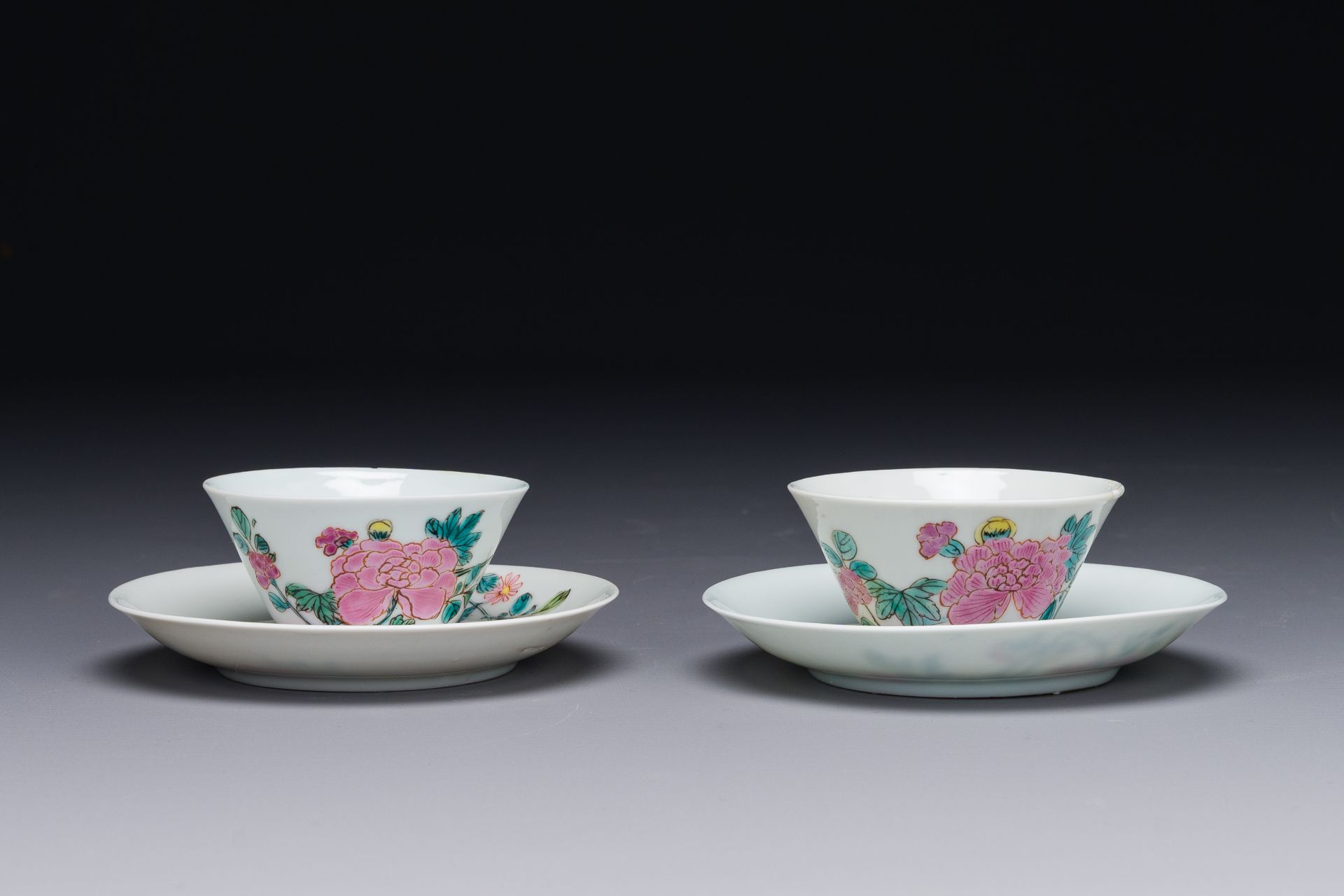 A pair of Chinese famille rose 'peony' cups and saucers, Yongzheng - Bild 2 aus 3