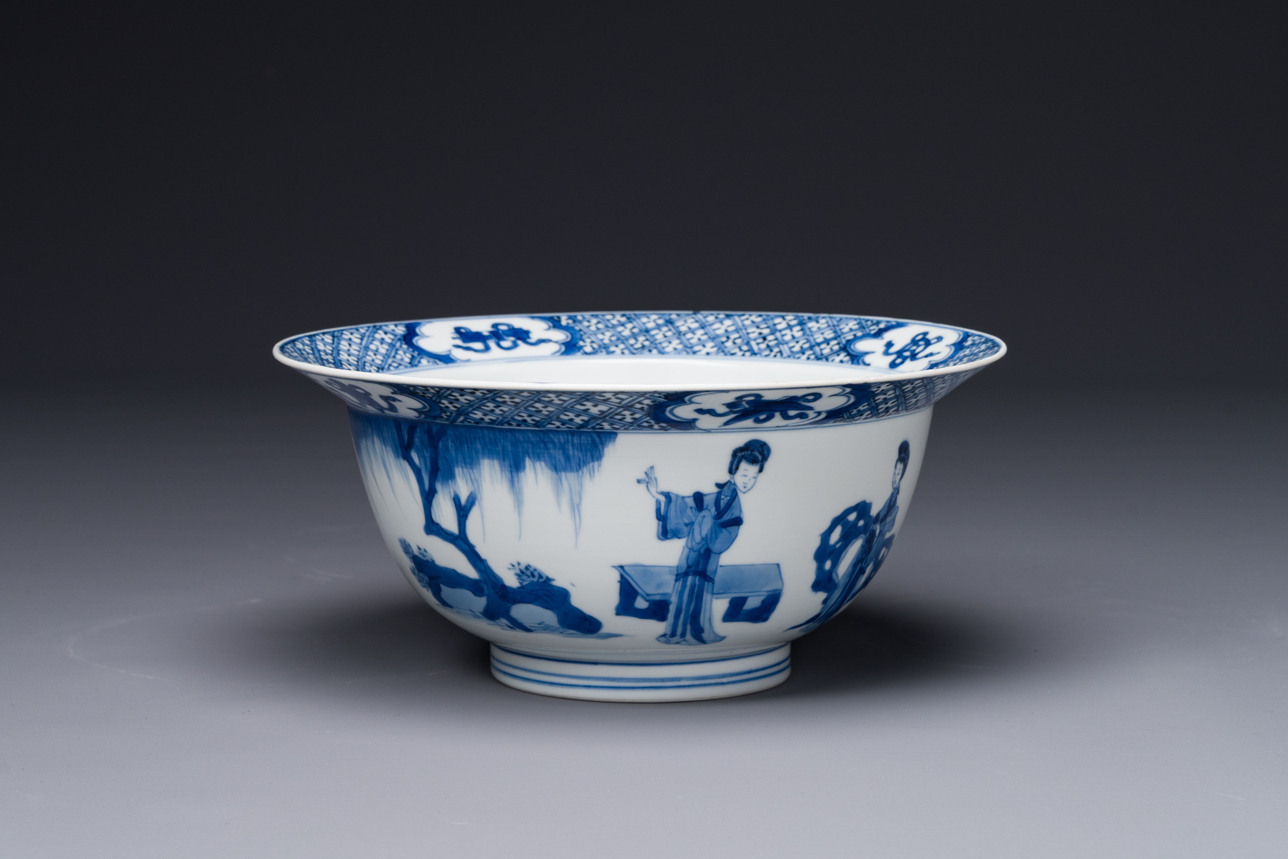 A Chinese blue and white 'klapmuts' bowl with a killing scene, Chenghua mark, Kangxi - Image 3 of 5