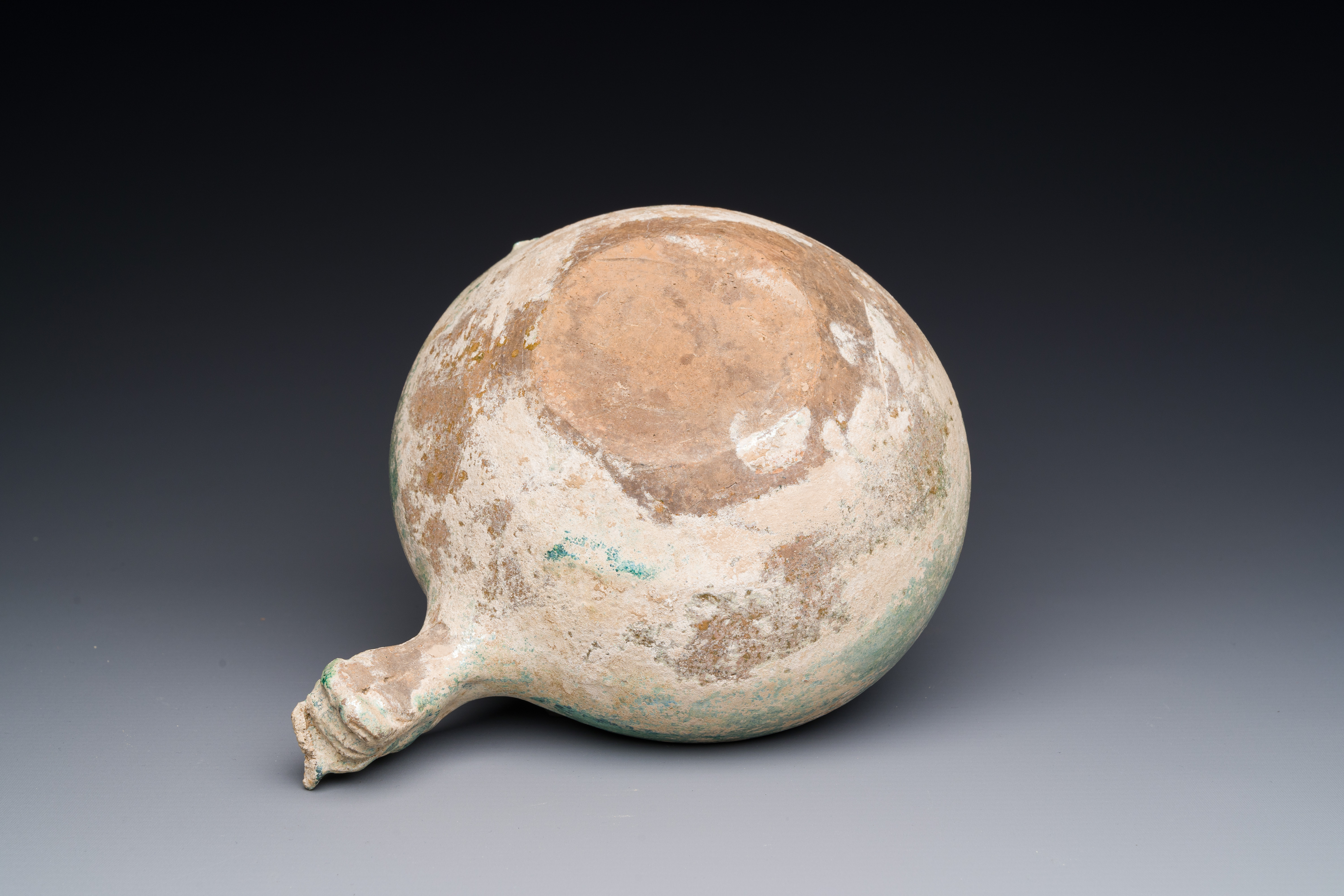 A Chinese monochrome green-glazed pottery scoop, Han - Image 4 of 5