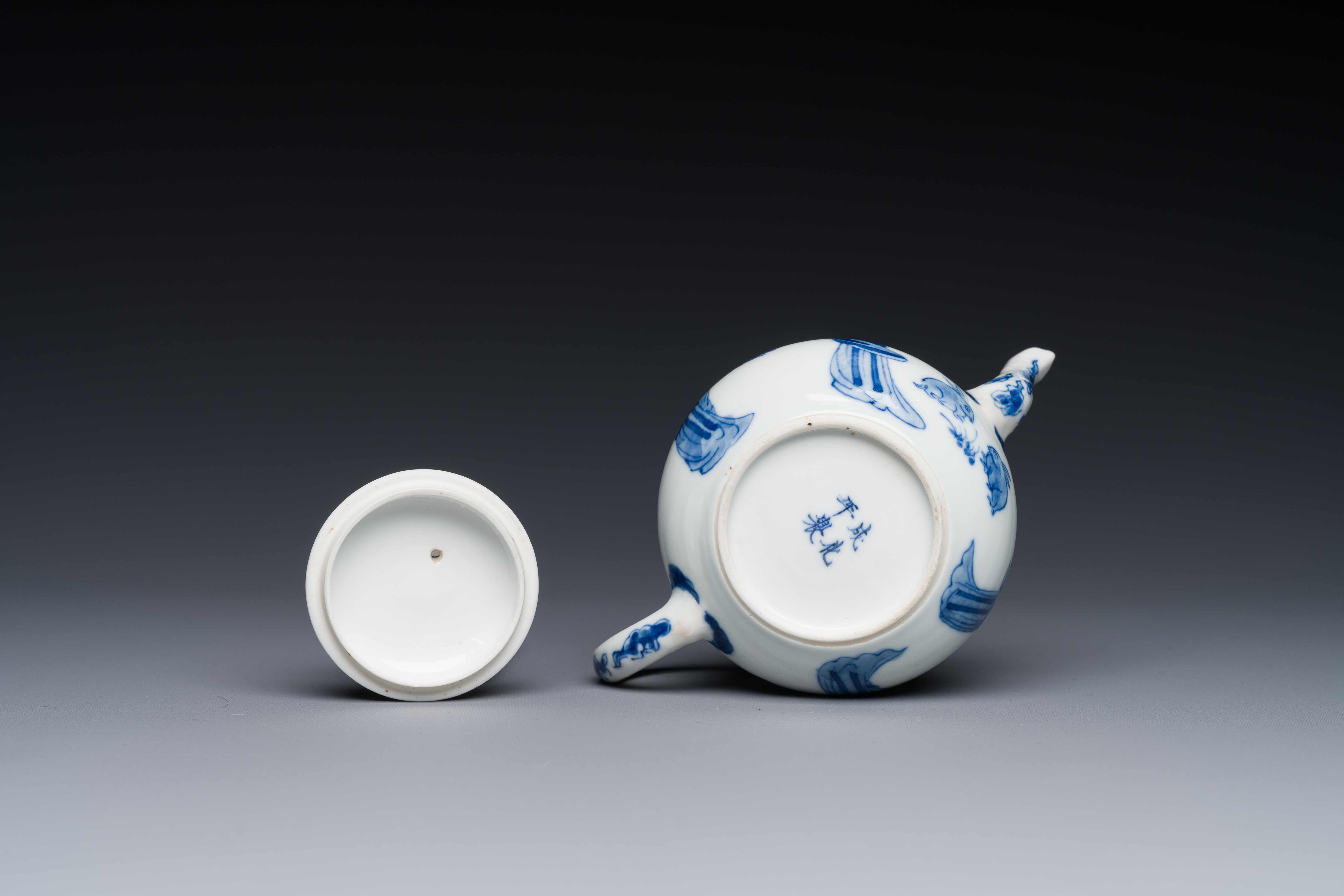 A Chinese blue and white 'Long Eliza' teapot and cover, Chenghua mark, Kangxi - Image 5 of 5