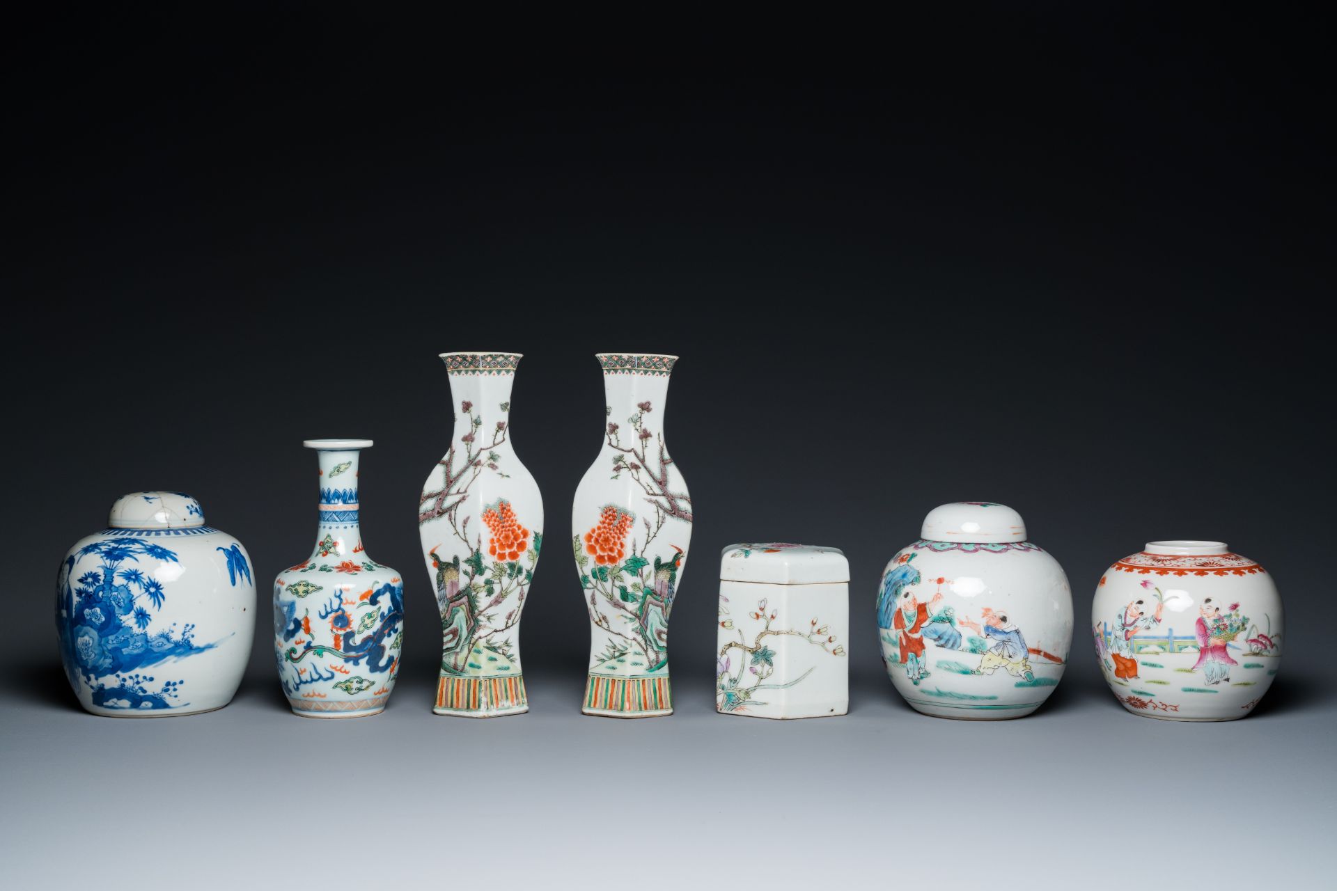 Six various Chinese porcelain vases and a covered jar, 19/20th C. - Bild 3 aus 9