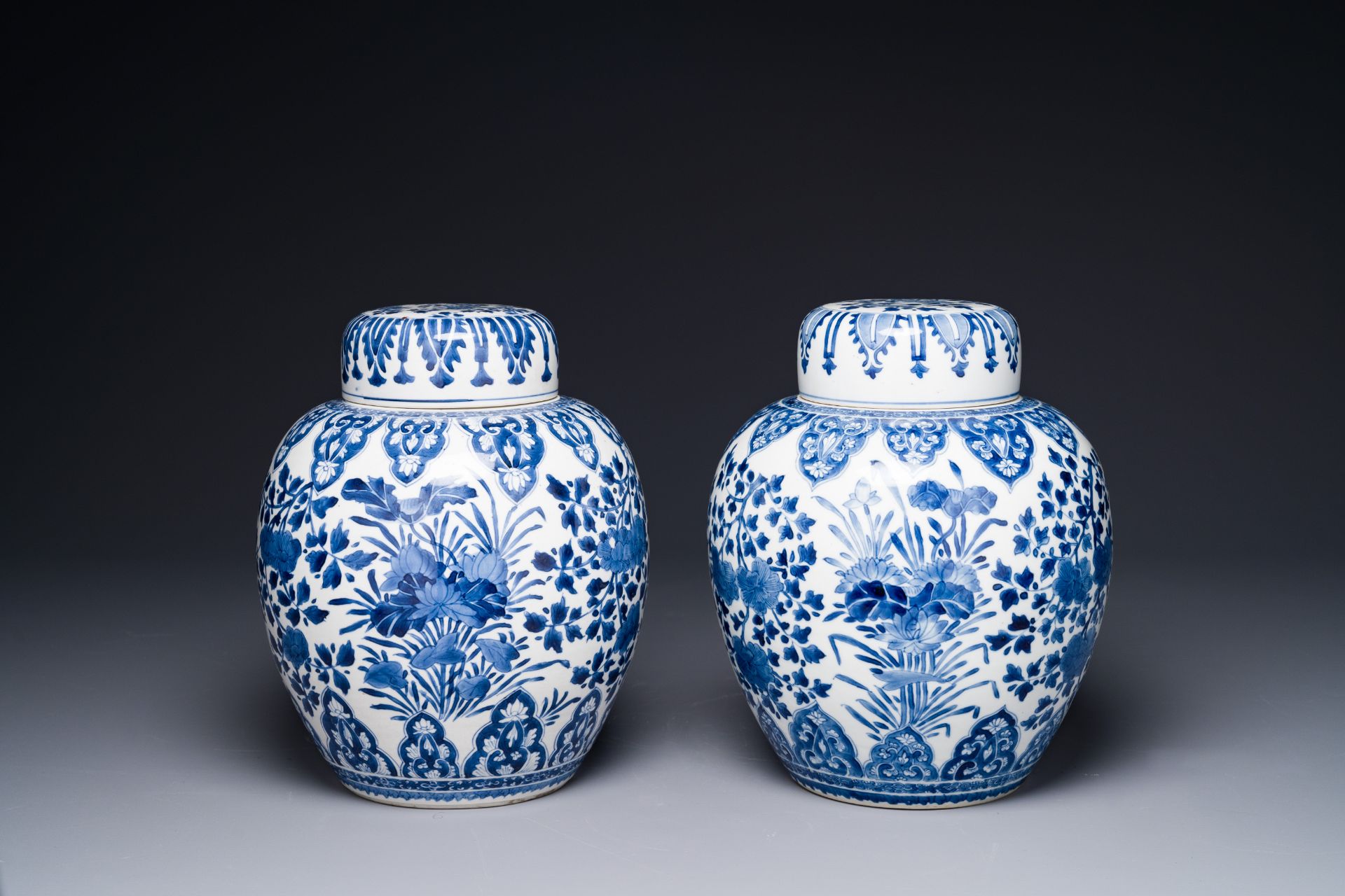 A pair of Chinese blue and white ginger jars and lid with floral design, Kangxi - Image 3 of 5