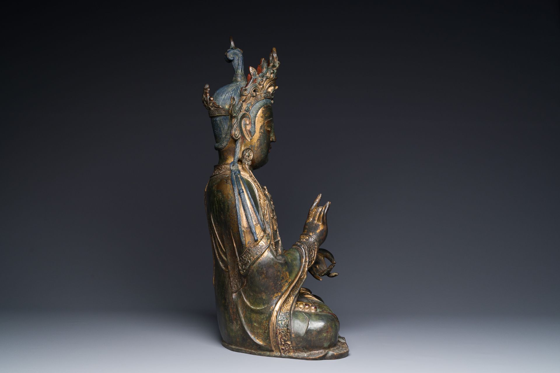 A large fine Chinese gilt-lacquered bronze sculpture of a Bodhisattva, Ming - Image 5 of 7