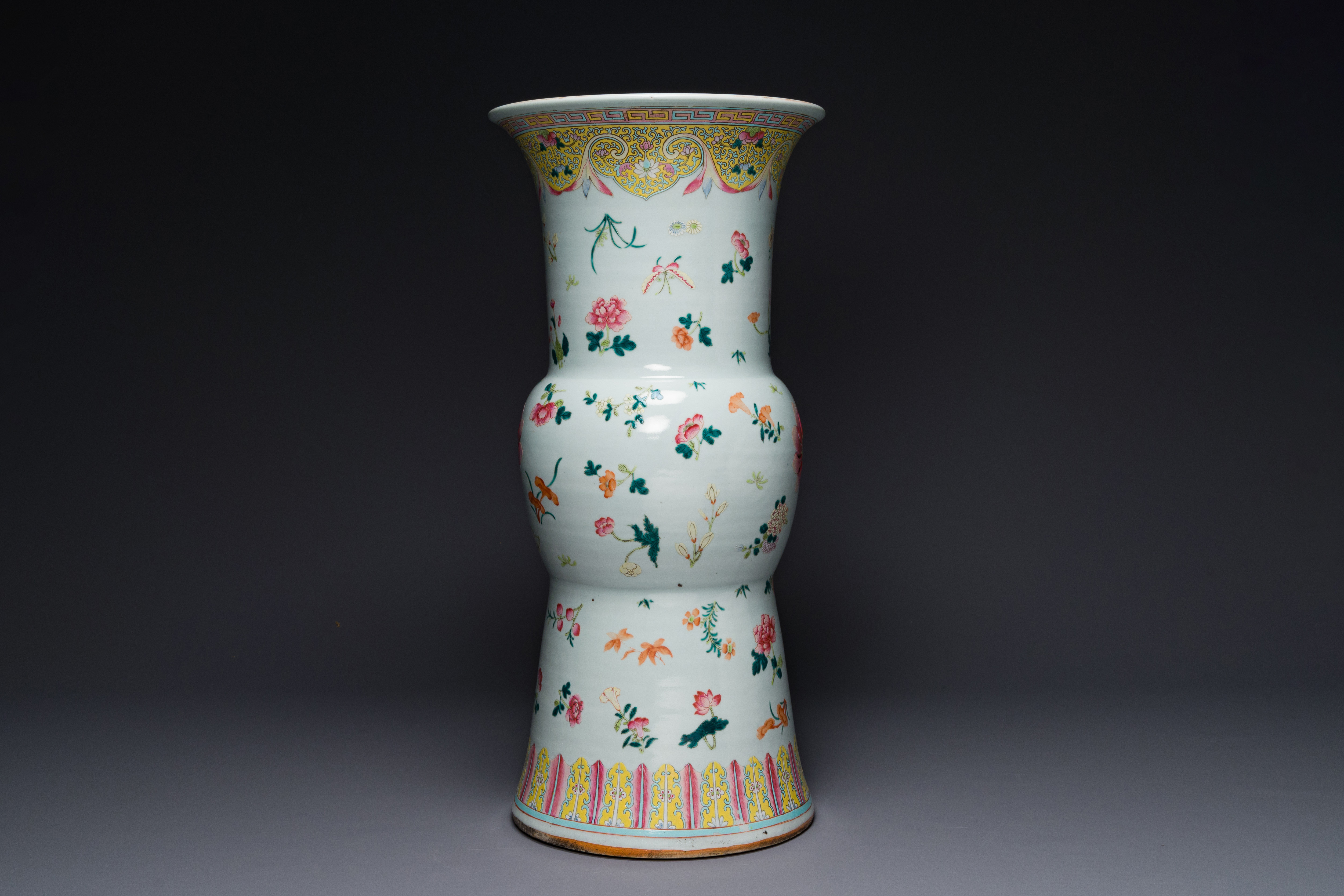 A Chinese famille rose pedestal stand with floral design, 19th C. - Image 4 of 6