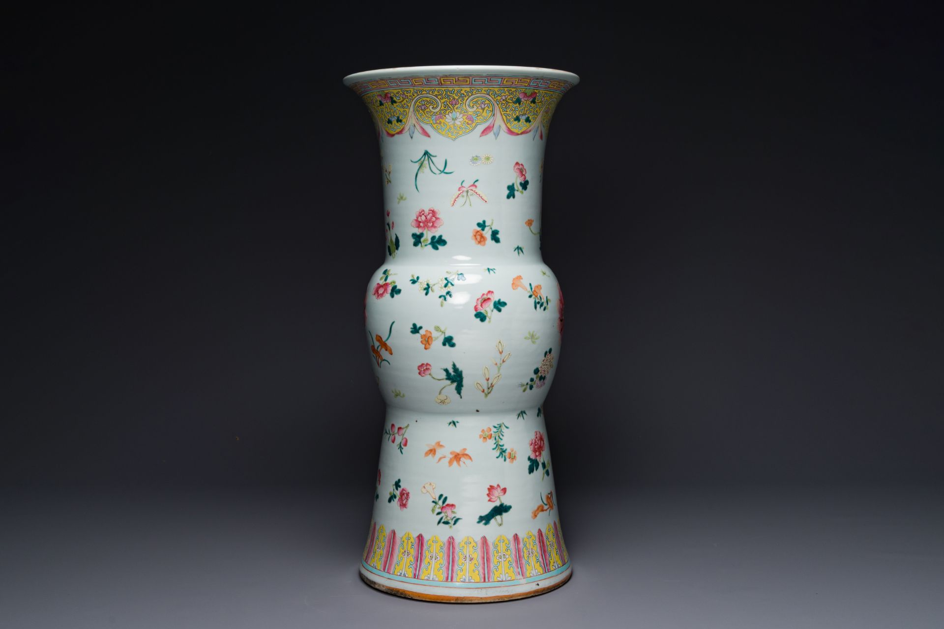 A Chinese famille rose pedestal stand with floral design, 19th C. - Bild 4 aus 6