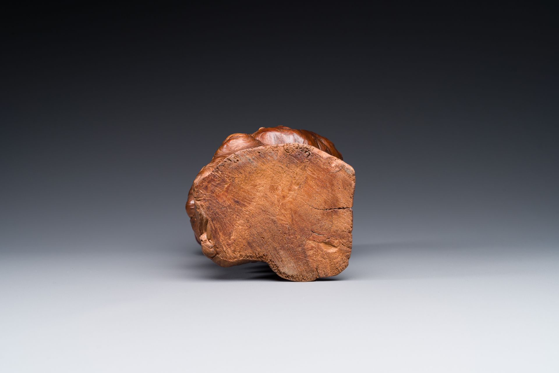 A Chinese burl wood sculpture in the shape of 'gongshi or 'scholar's rocks', 19th C. - Bild 3 aus 3