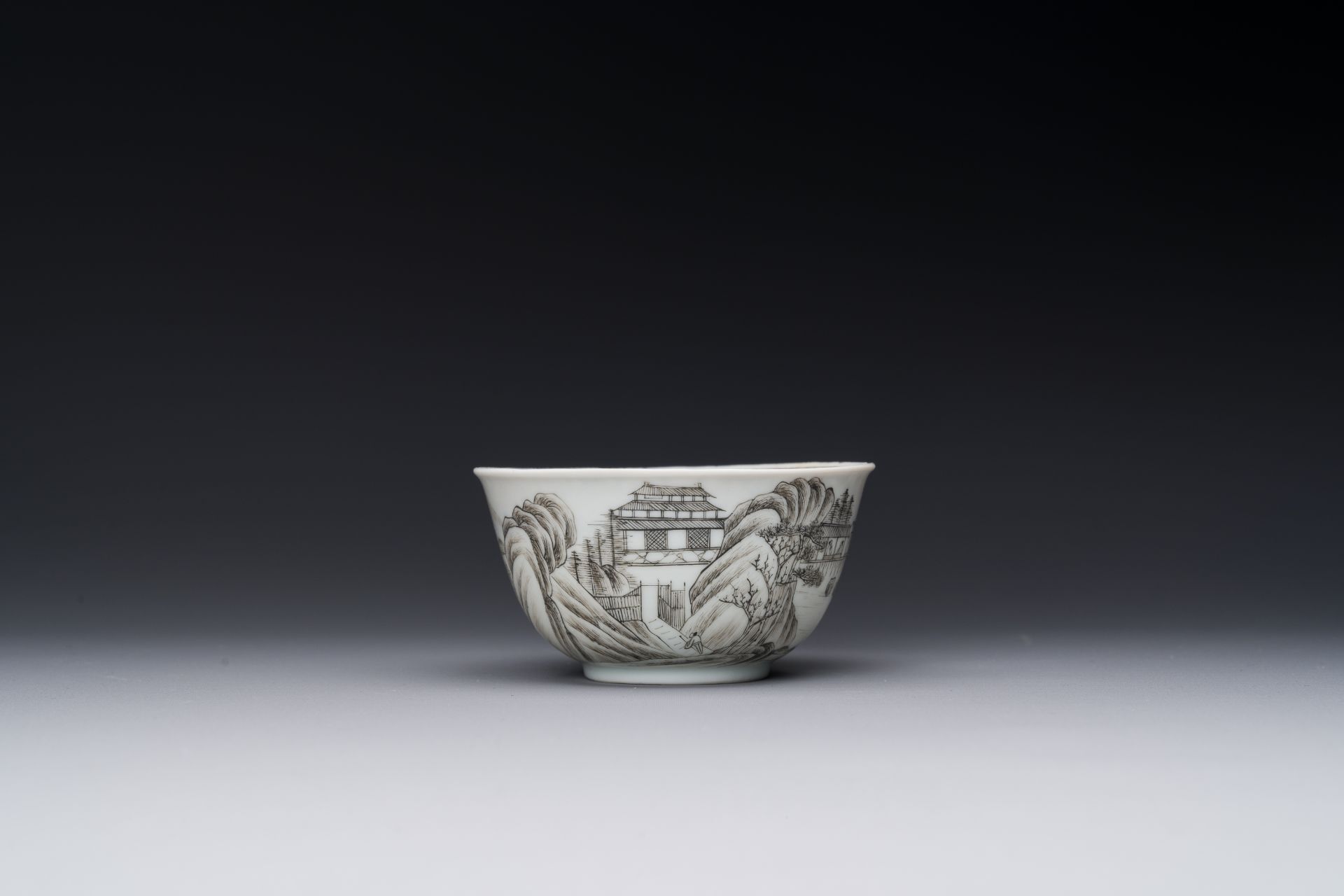 A fine Chinese grisaille and gilt cup with mountainous landscape design, Yongzheng - Bild 3 aus 7