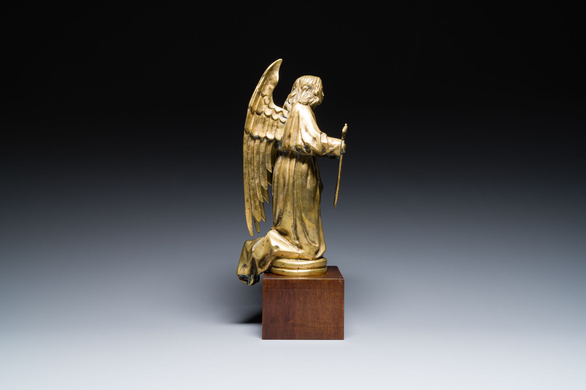 A Flemish brass sculpture of a winged angel with shield, 19th C. - Bild 6 aus 19